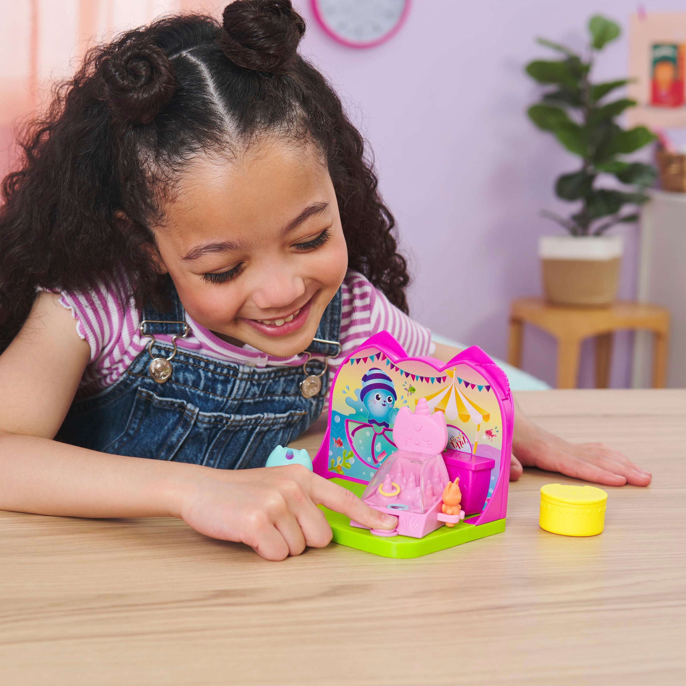 Spin Master Spielwelt »Gabby's Dollhouse – Deluxe Room - Carnival (Cat Adventure)«