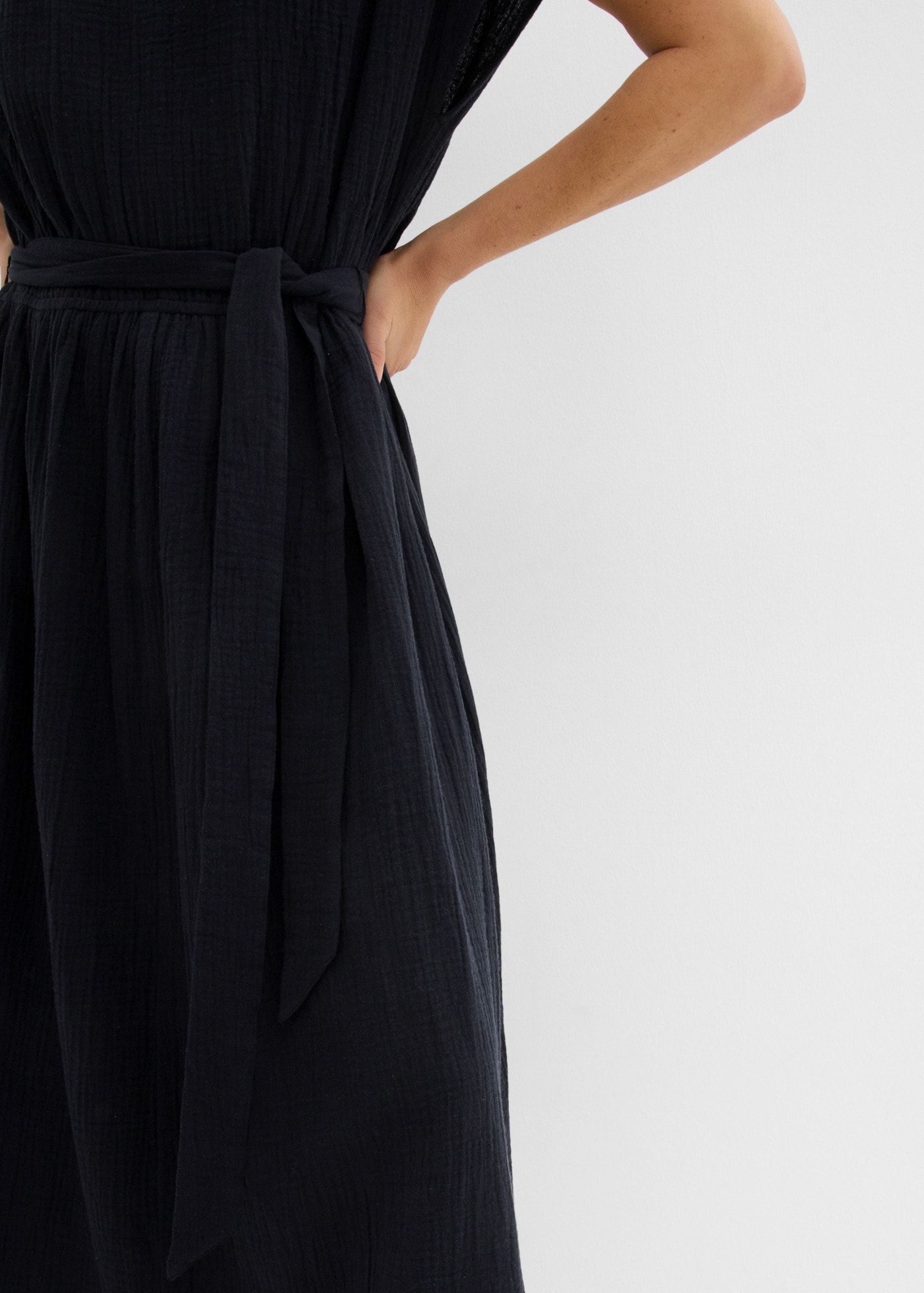 bonprix Midikleid aus Musselin, mit Rundhalsausschnitt und Schlitz am Rückenausschnitt