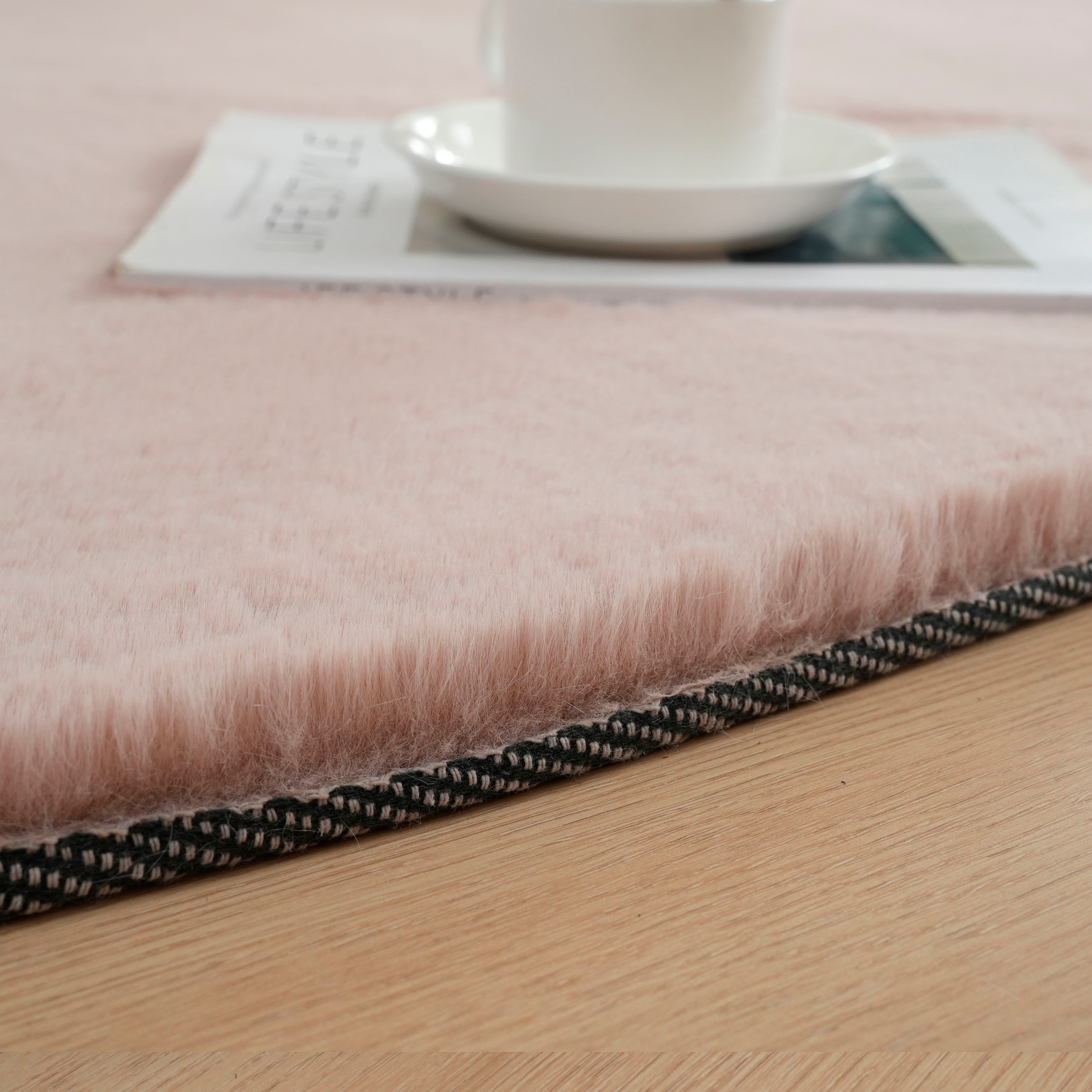 Bruno Banani Hochflor-Teppich »Rabbit 2 Bean, Kunstfell Teppich, Modern, besondere Form«, U-förmig, 25 mm Höhe, Kaninchenfell-Haptik, Microfaser, Wohnzimmer, Schlafzimmer, Esszimmer