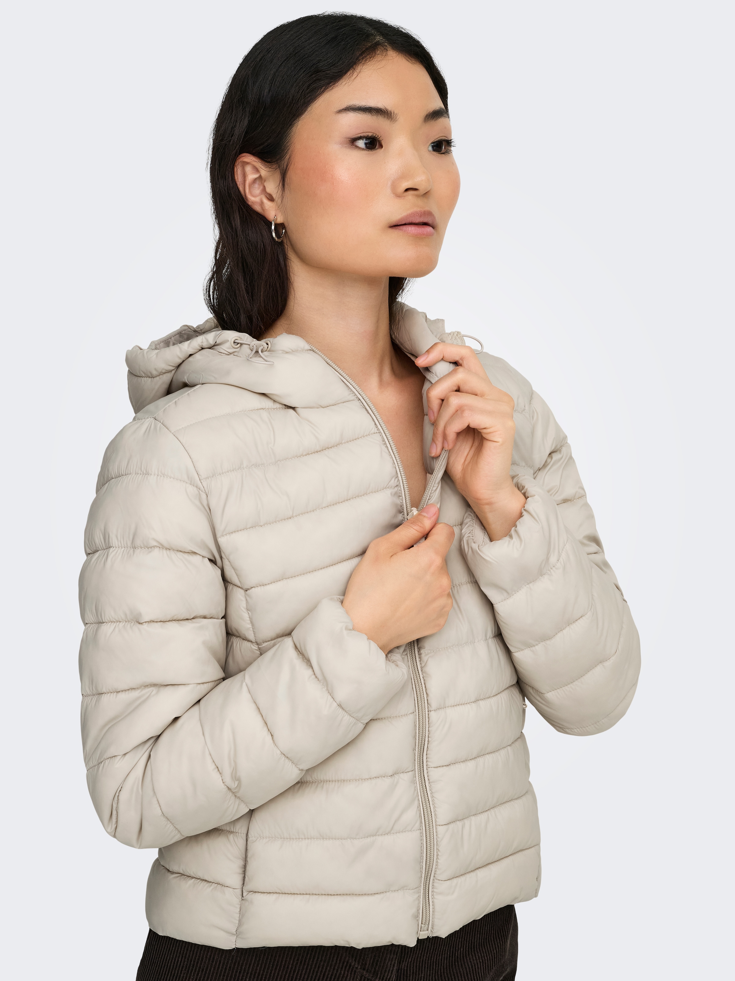 ONLY Steppjacke »ONLTAHIA LW QUILTED HOOD JKT OTW CC OTW« mit Kapuze Kunstfaser