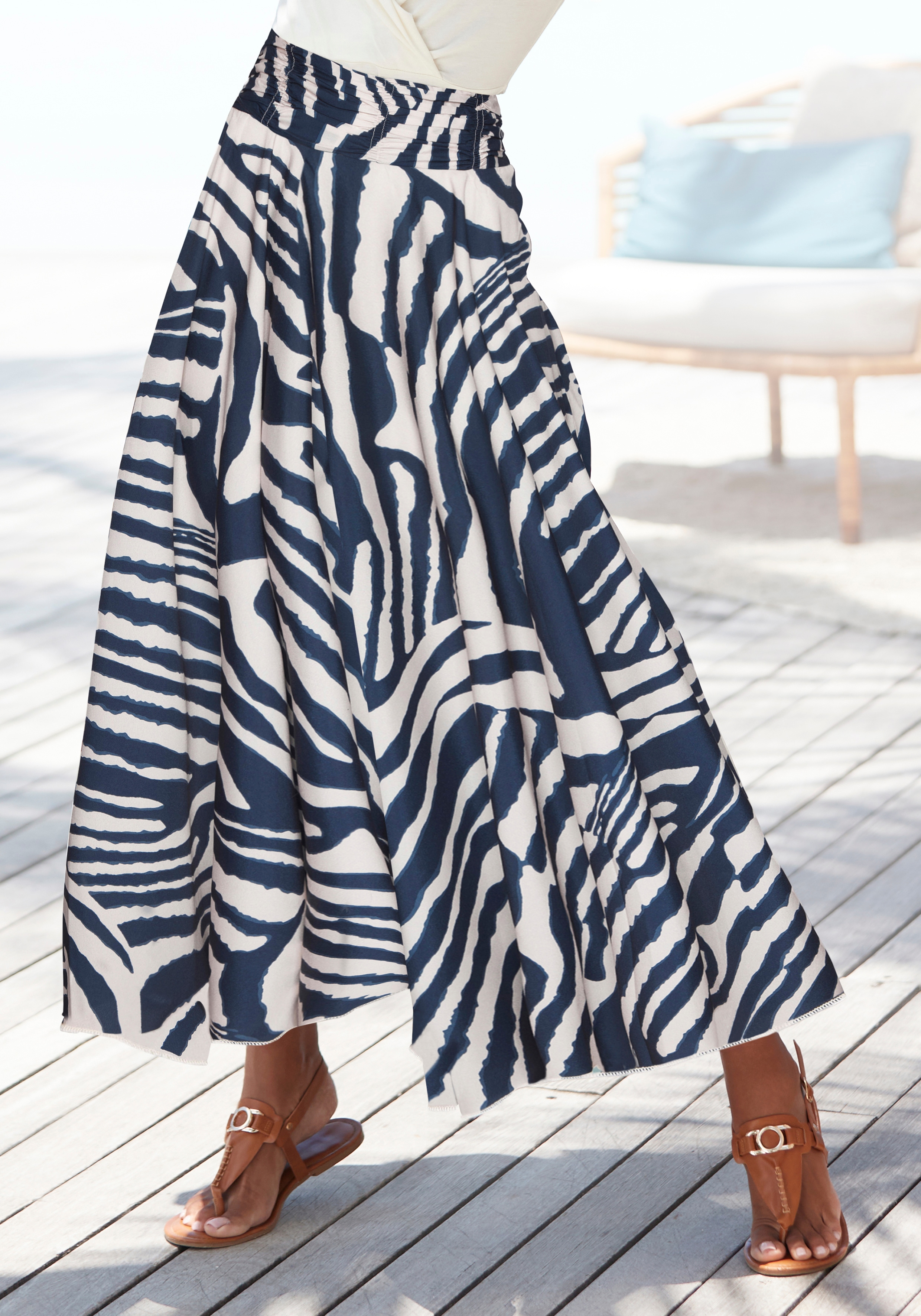 LASCANA Hosenrock "mit extra weitem Bein" mit Alloverdruck, Culotte, leichte Sommerhose, Strandhose, Schlupfhose