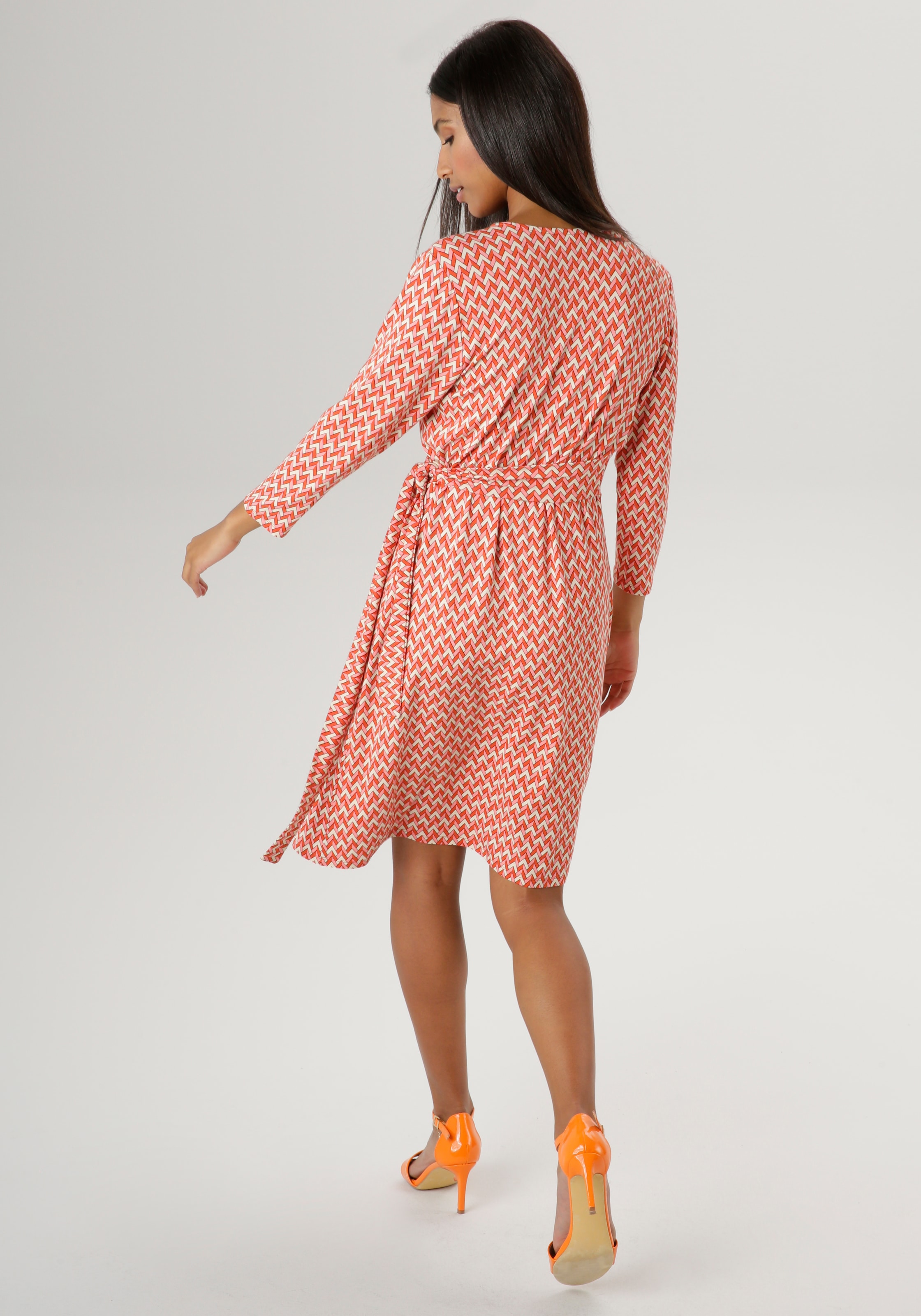 - für KOLLEKTION mit Jerseykleid, bestellen Aniston seitlichem SELECTED NEUE geometrischem | und Bindedetail BAUR Muster