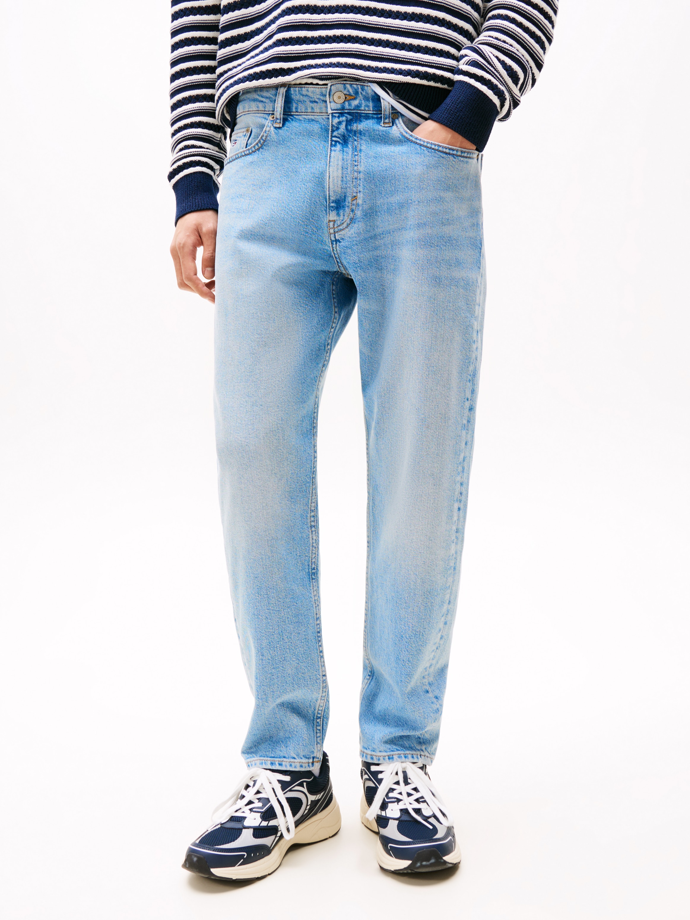 Tommy Jeans Gerade Jeans »Isaac Relaxed Tapered«, Mit Gürtelschlaufen