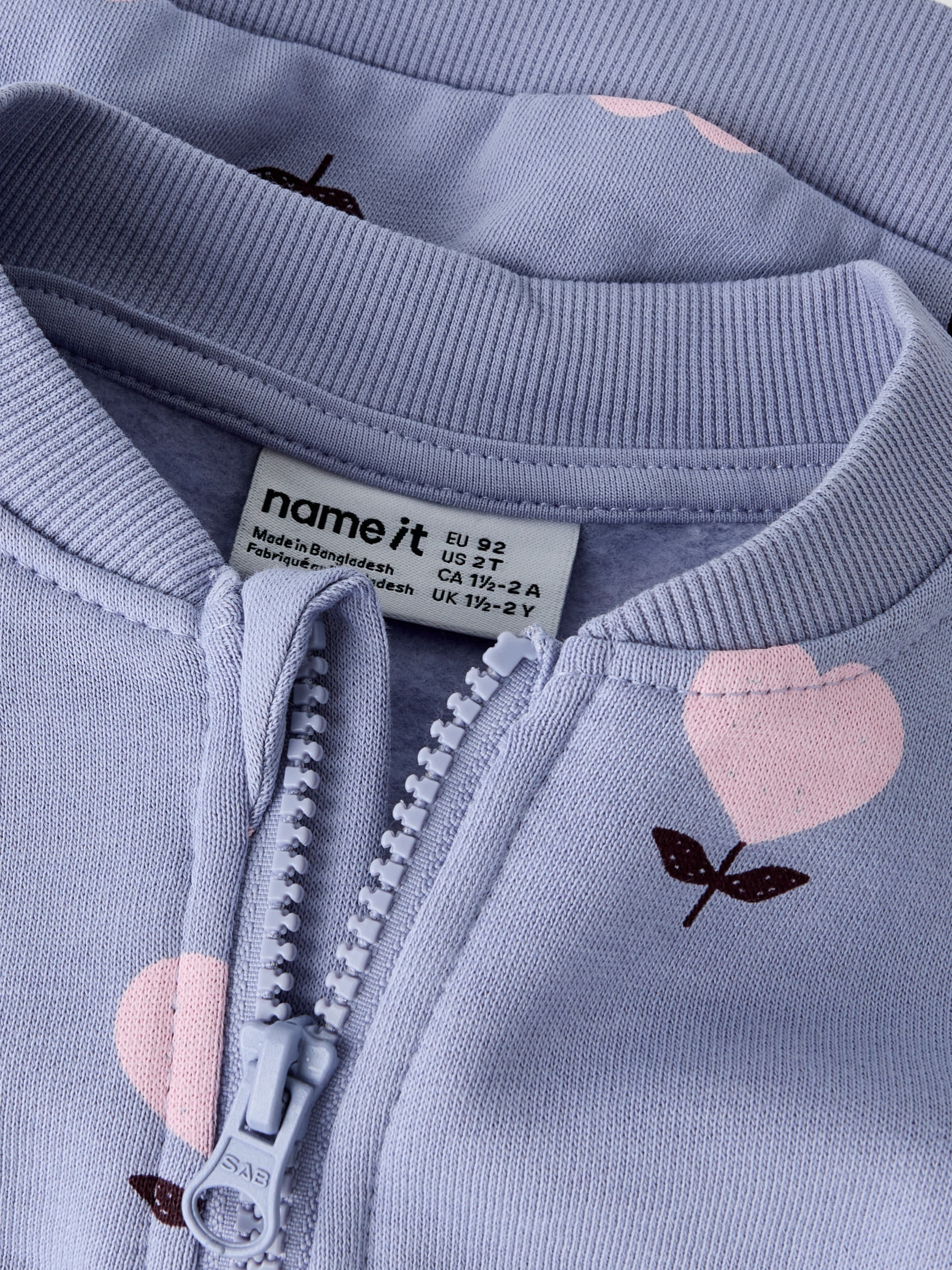 Name It Sweatjacke »NMFOLINIAS LS SWE CARD BRU PB« Baumwolle, Alloverdruck