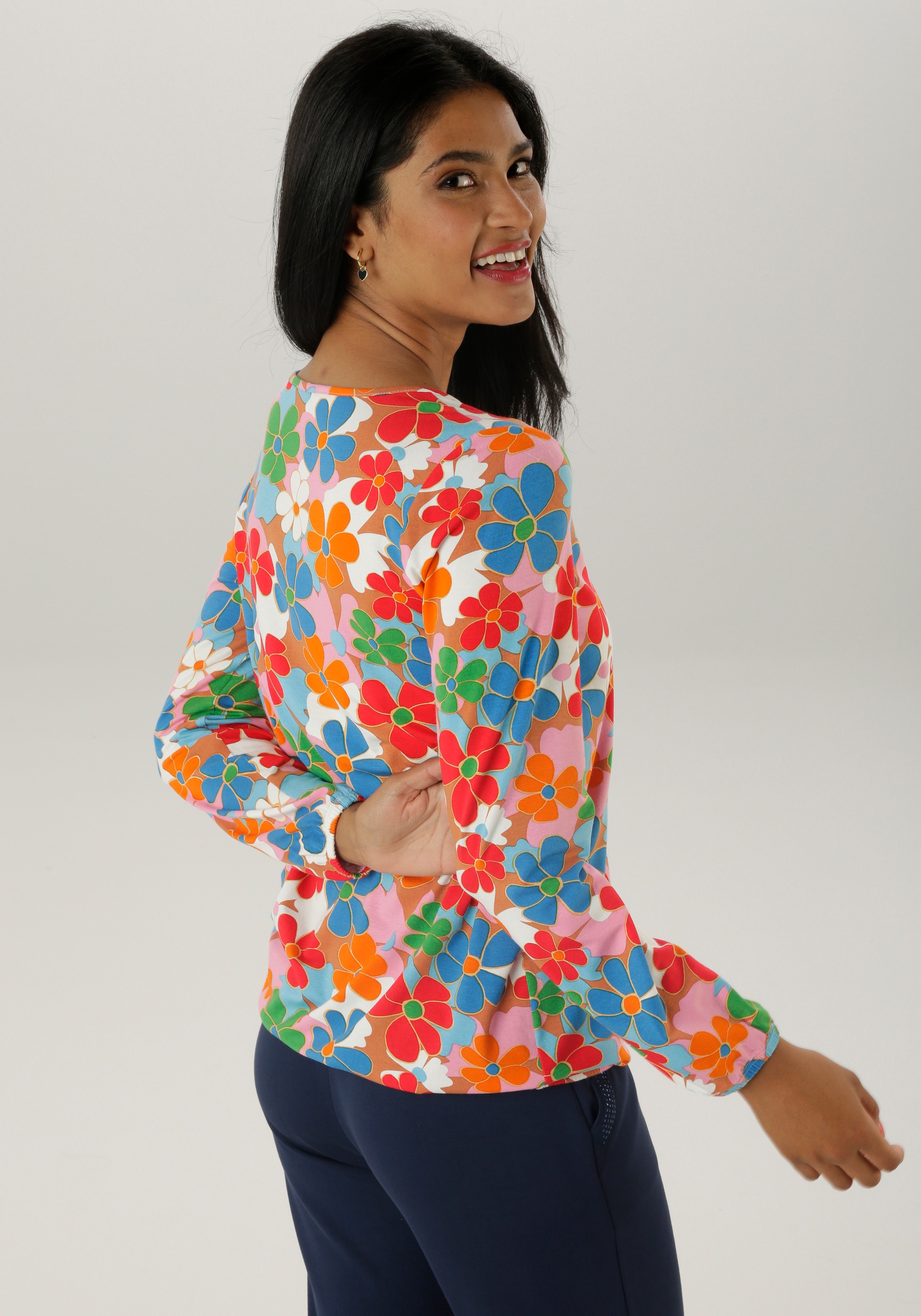 Aniston SELECTED Langarmshirt, mit Cut-out und farbenfrohem Blütendruck günstig online kaufen