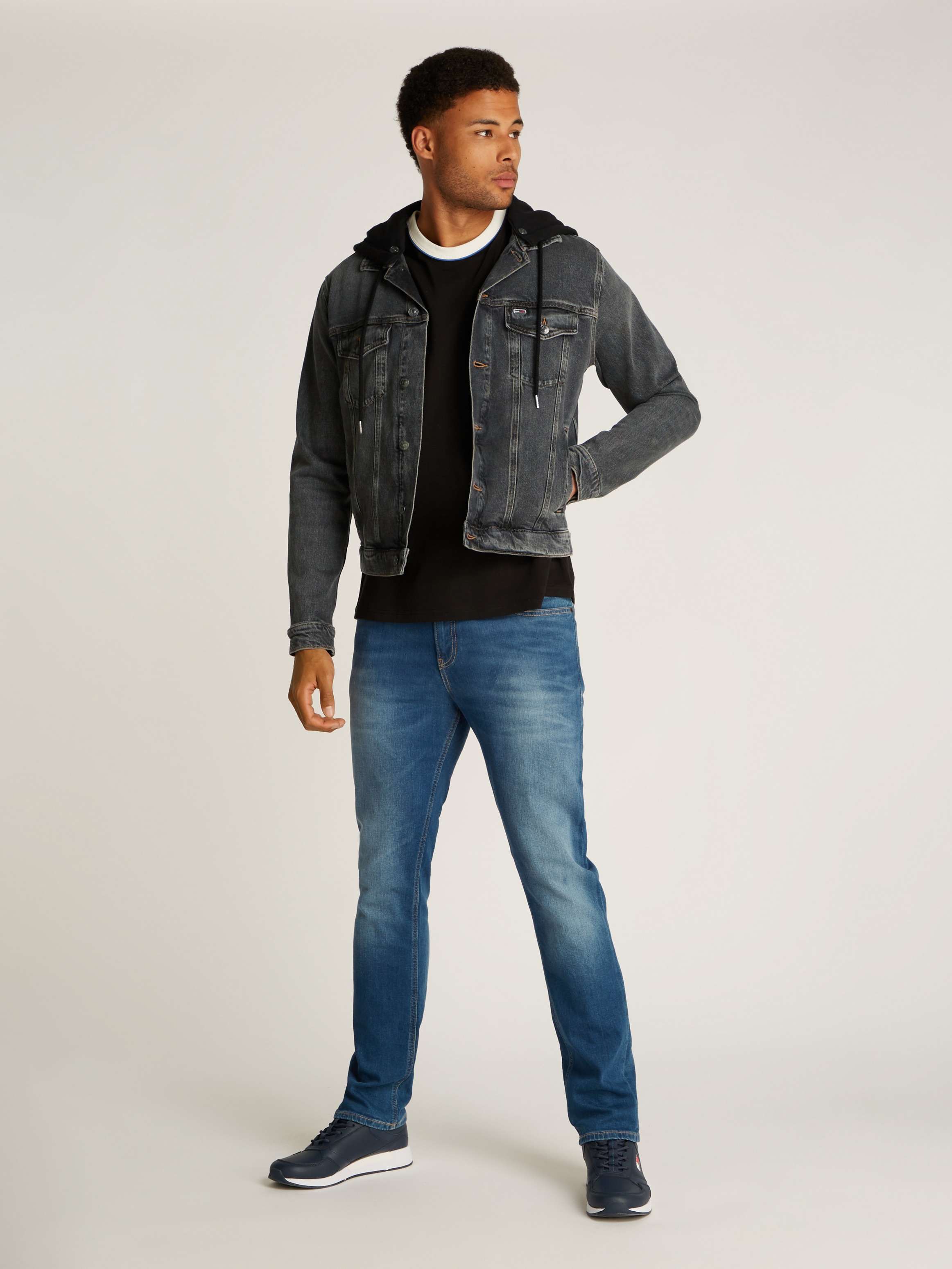 Tommy Jeans Jeansjacke »HOODED RYAN RGL TRCKR JKT AI6184«, mit Kapuze, mit Badge