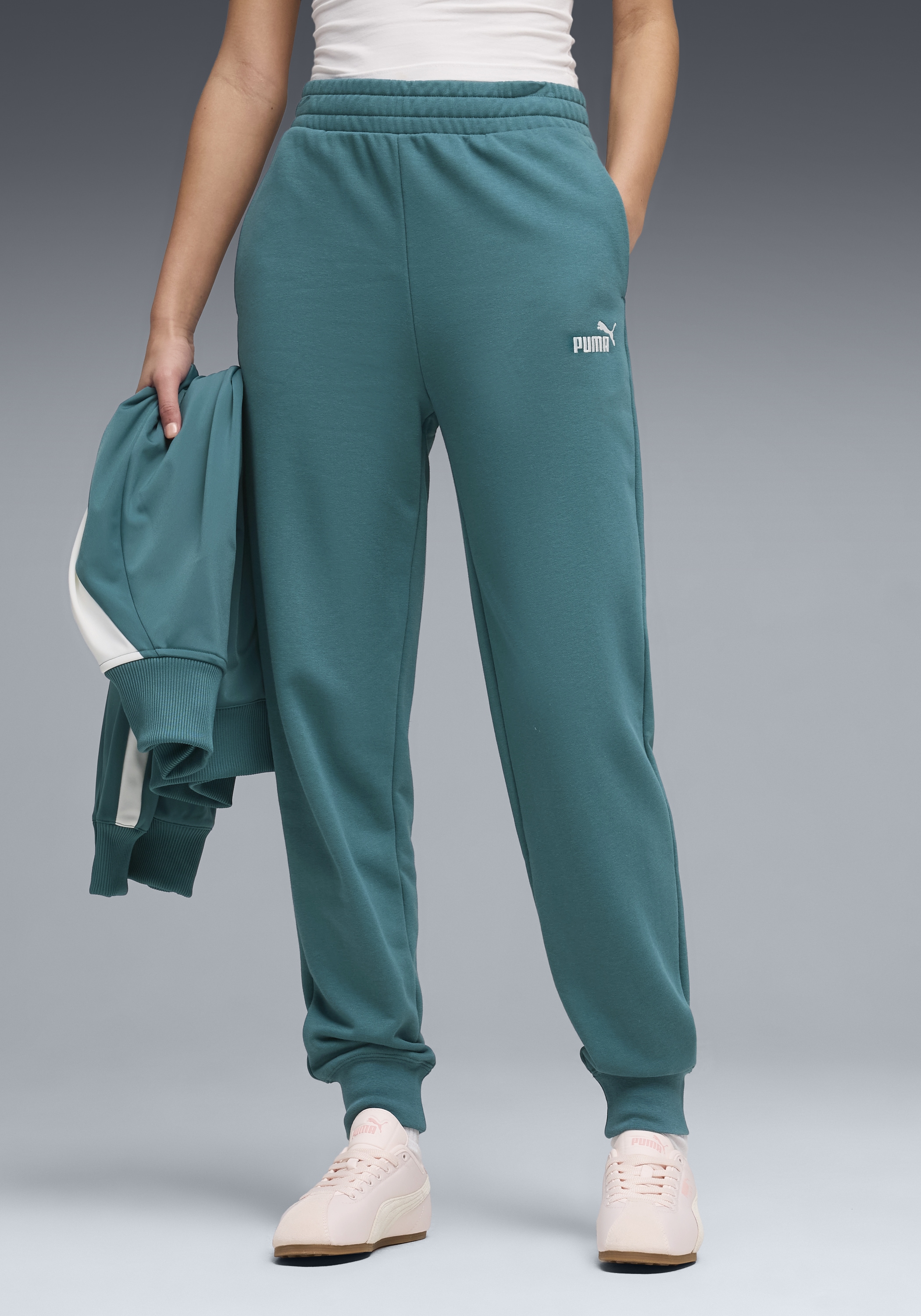 PUMA Trainingshose "ESS SMALL NO. 1 LOGO COMFORT HIGH-WAIST SWEATPANTS TR CL (S)" mit hohem Bund, komfortabler Schnitt, seitliche Eingrifftaschen