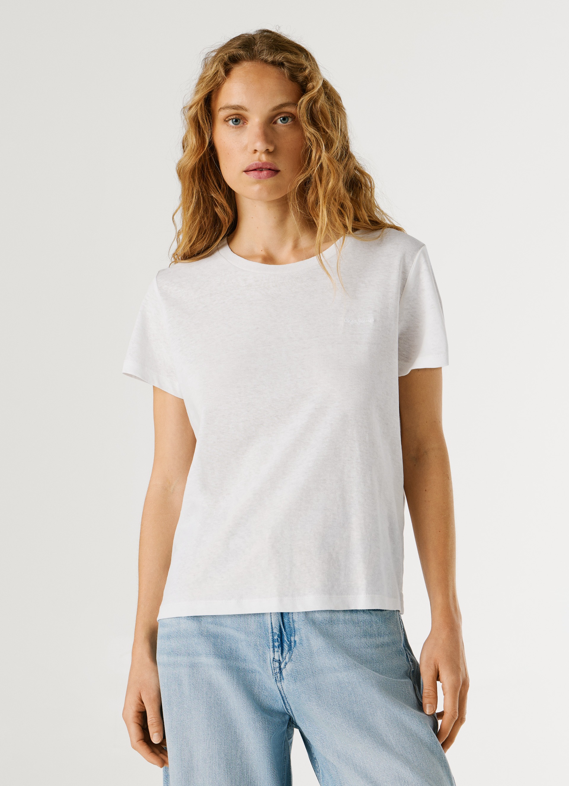 Pepe Jeans T-Shirt "MEGAN" mit Leinenanteil, Logostickerei auf der Brust günstig online kaufen