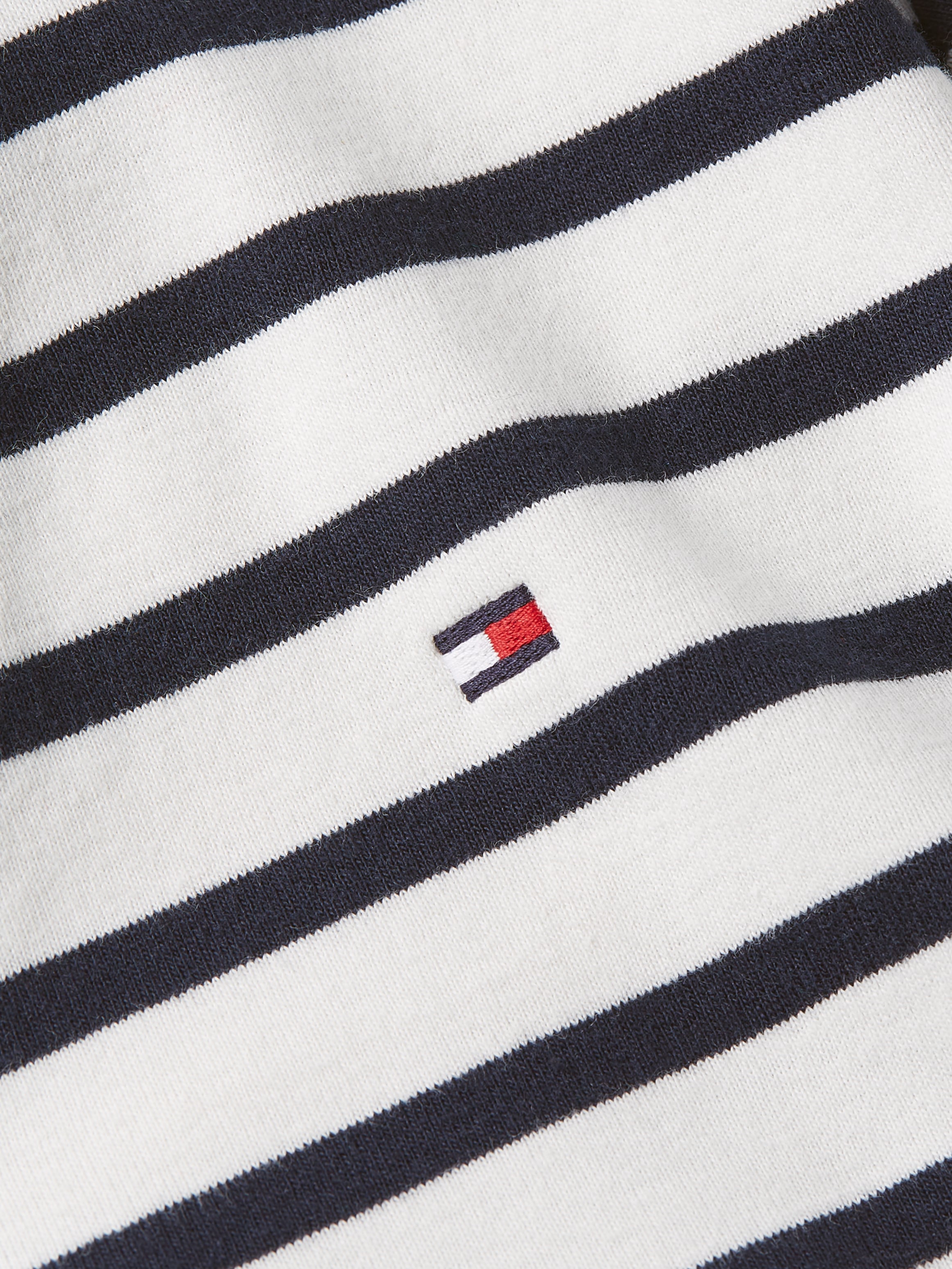 Tommy Hilfiger T-Shirt »SLIM CODY V-NK SS«, mit Logostickerei