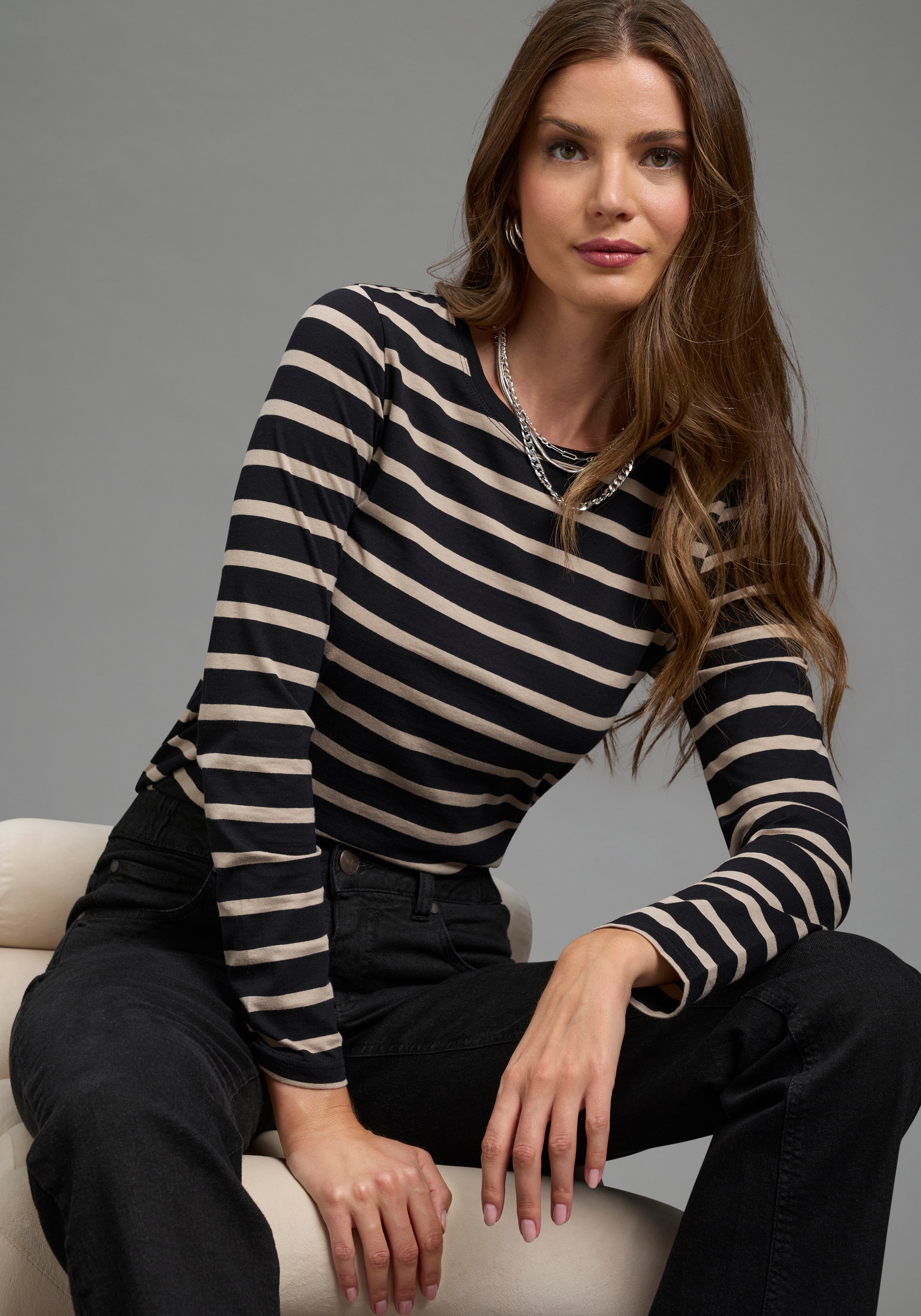 AJC Langarmshirt im casual Stil, mit Rundhalsausschnitt mit Blende, figurbetont