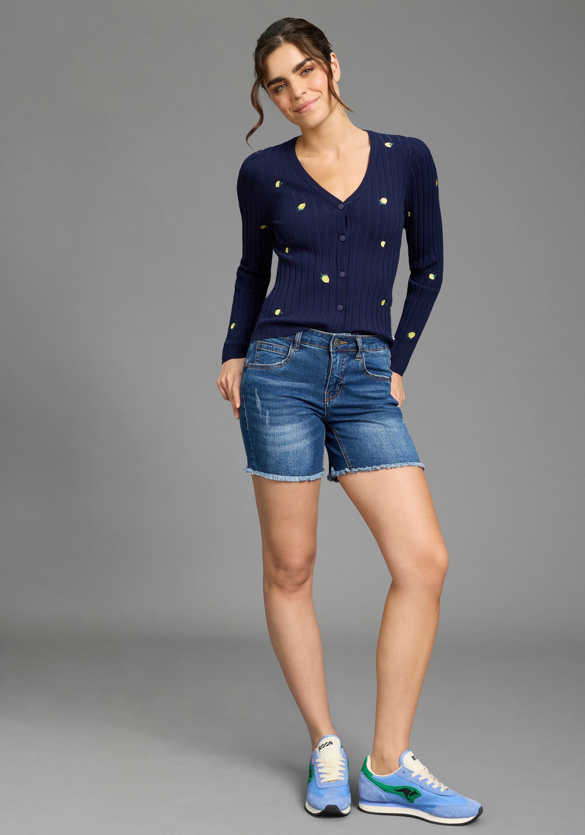 Thumbnail - KangaROOS Jeanshotpants, kurze Schnittform, mit Destroyed-Effekten, klassische Leibhöhe