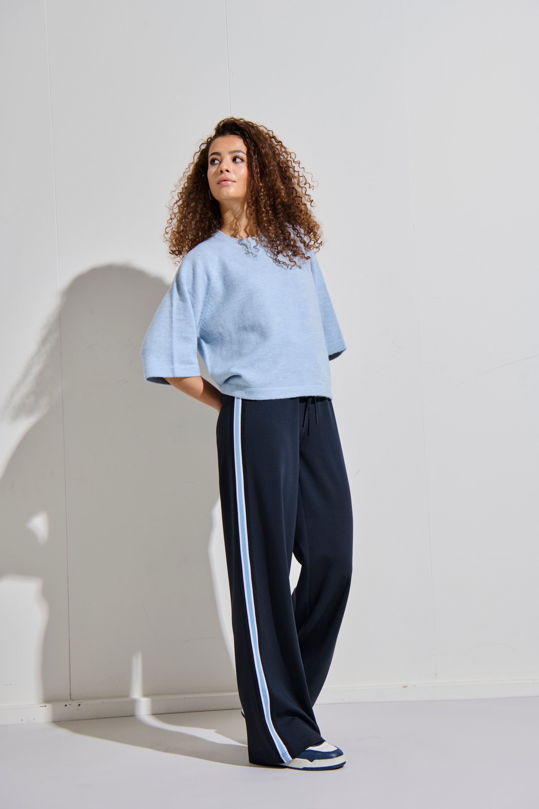 ONLY Jogger Pants »ONLPOPTRASH-TADIA MW X-WIDE TAPE PNT«, mit seitlichem Farbeinsatz
