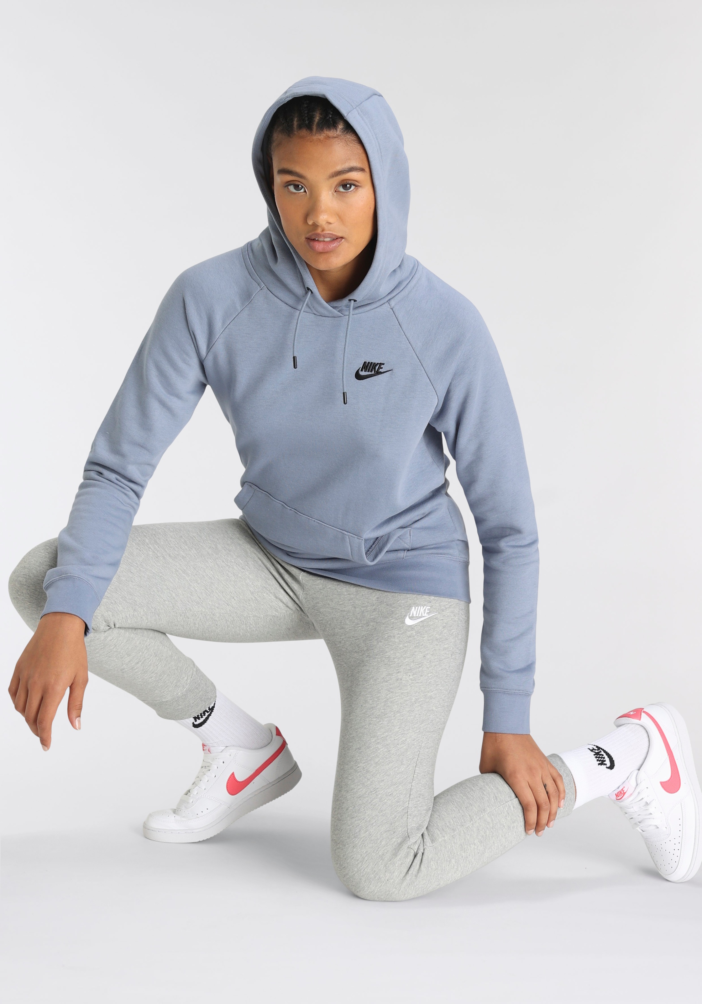 Nike Sportswear Jogginghose »Club Fleece Women's Mid-Rise Slim Joggers«, weiches Fleecematerial