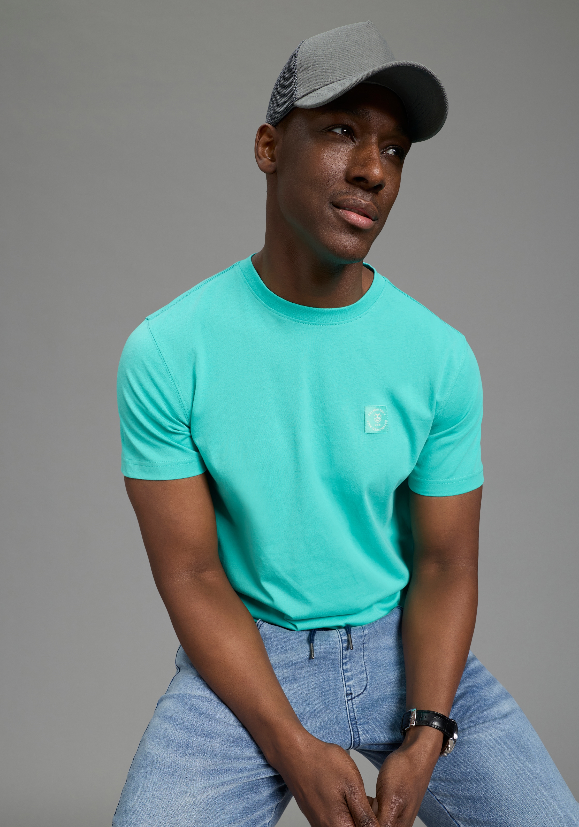 DELMAO Rundhalsshirt "Neue Kollektion" casual Stil, Kurzarm, normale Passform, mit Print-Applikation