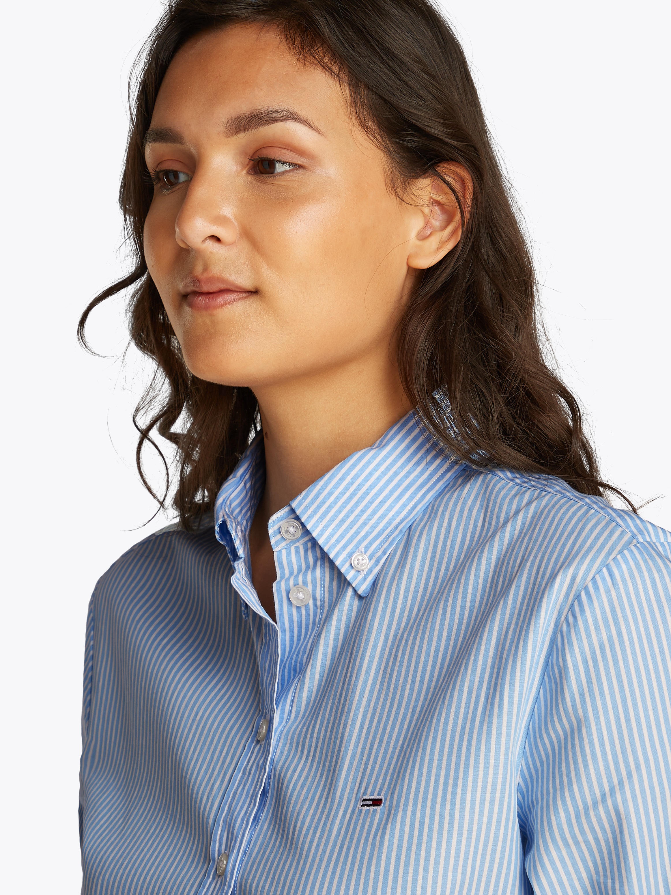 Tommy Jeans Hemdbluse »TJW REG PINSTRIPE POPLIN SHIRT«, mit Nadelstreifen, Logostickerei