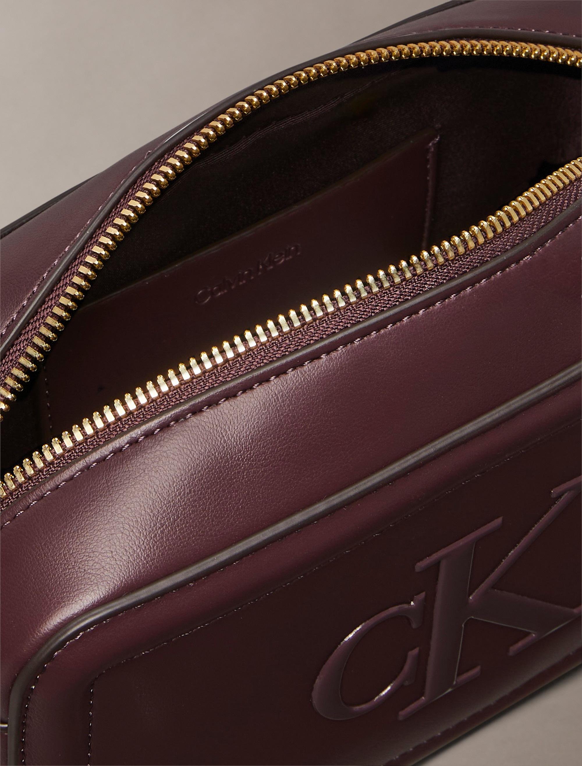 Calvin Klein Mini Bag »RAISED CK CAMERA BAG«, kleine Damen-Umhängetasche, Schultertasche, Kamerabag mit CK-Logo