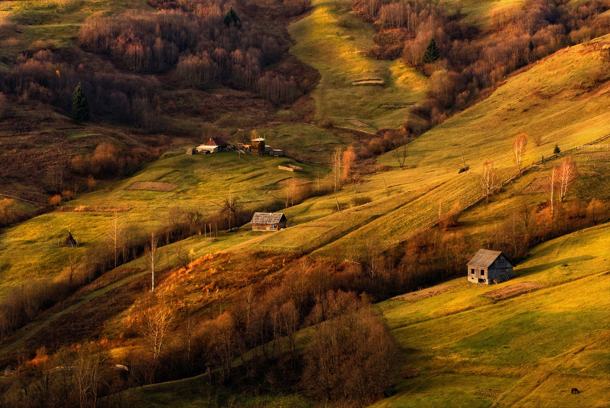 Papermoon Fototapete »Landschaft mit Häusern«