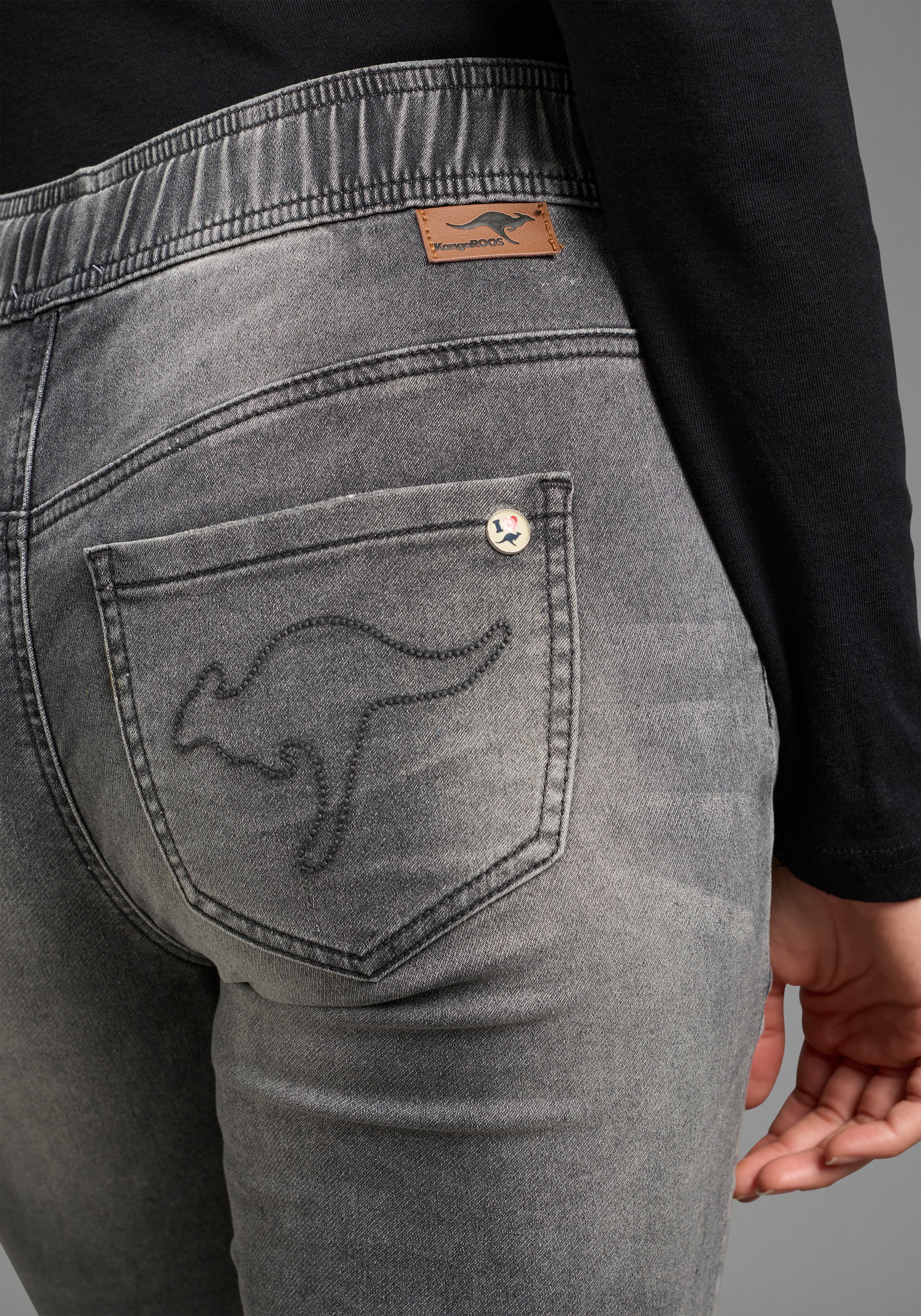 KangaROOS Jogg Pants mit Eingrifftaschen, Gesäßtaschen und Coinpocket, gerader Straight-Fit
