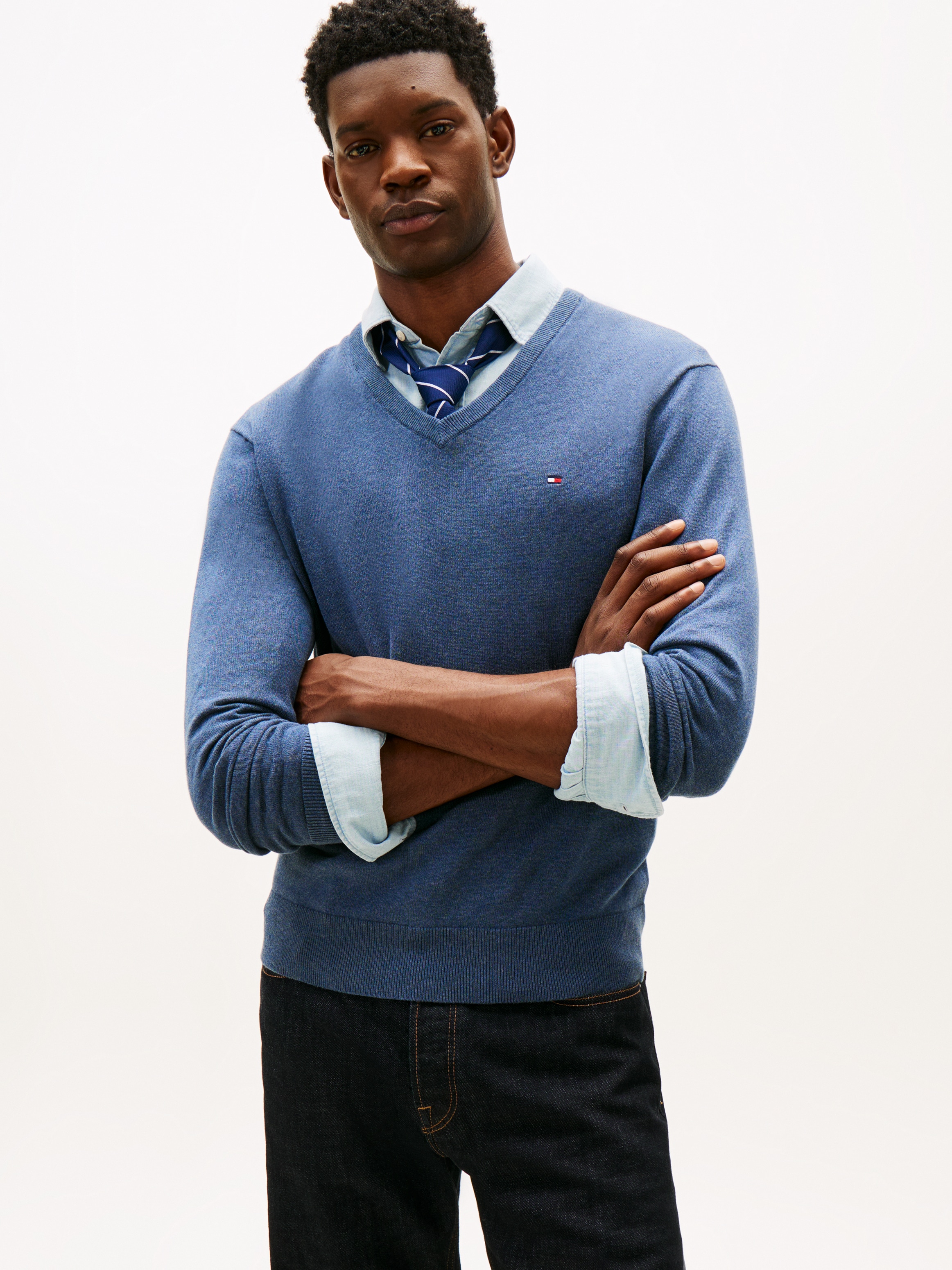 Tommy Hilfiger Strickpullover »ESSENTIAL COTTON V NECK mit V-Ausschnitt und Stickerei«, unifarben, casual, regular fit, Baumwolle, V-Ausschnitt