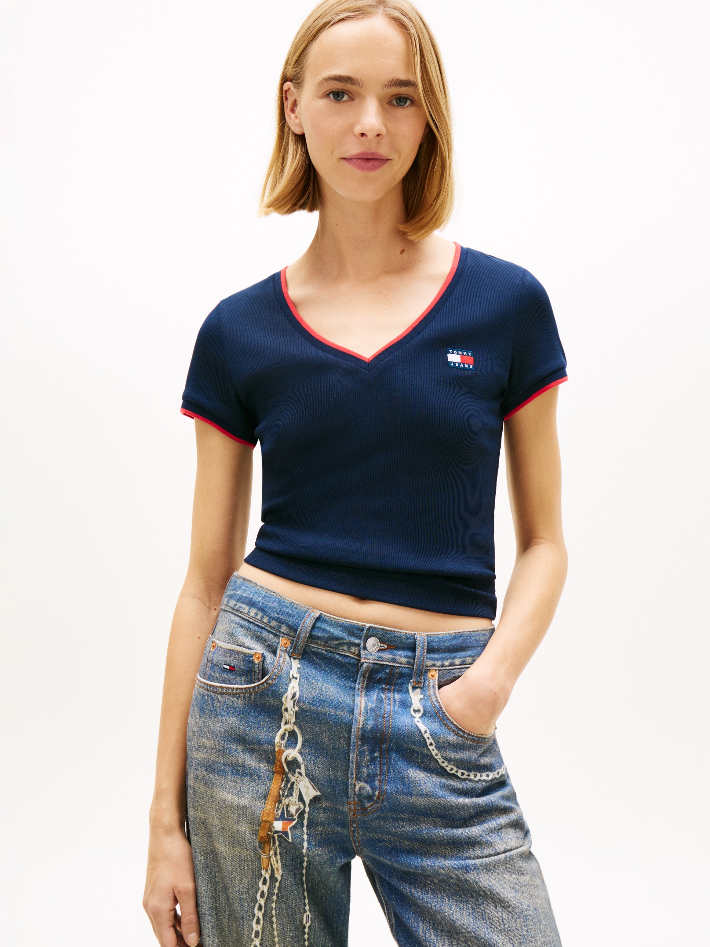 Tommy Jeans Kurzarmshirt "TJW SLIM BADGE V-NECK TEE" mit dem V-Ausschnitt günstig online kaufen