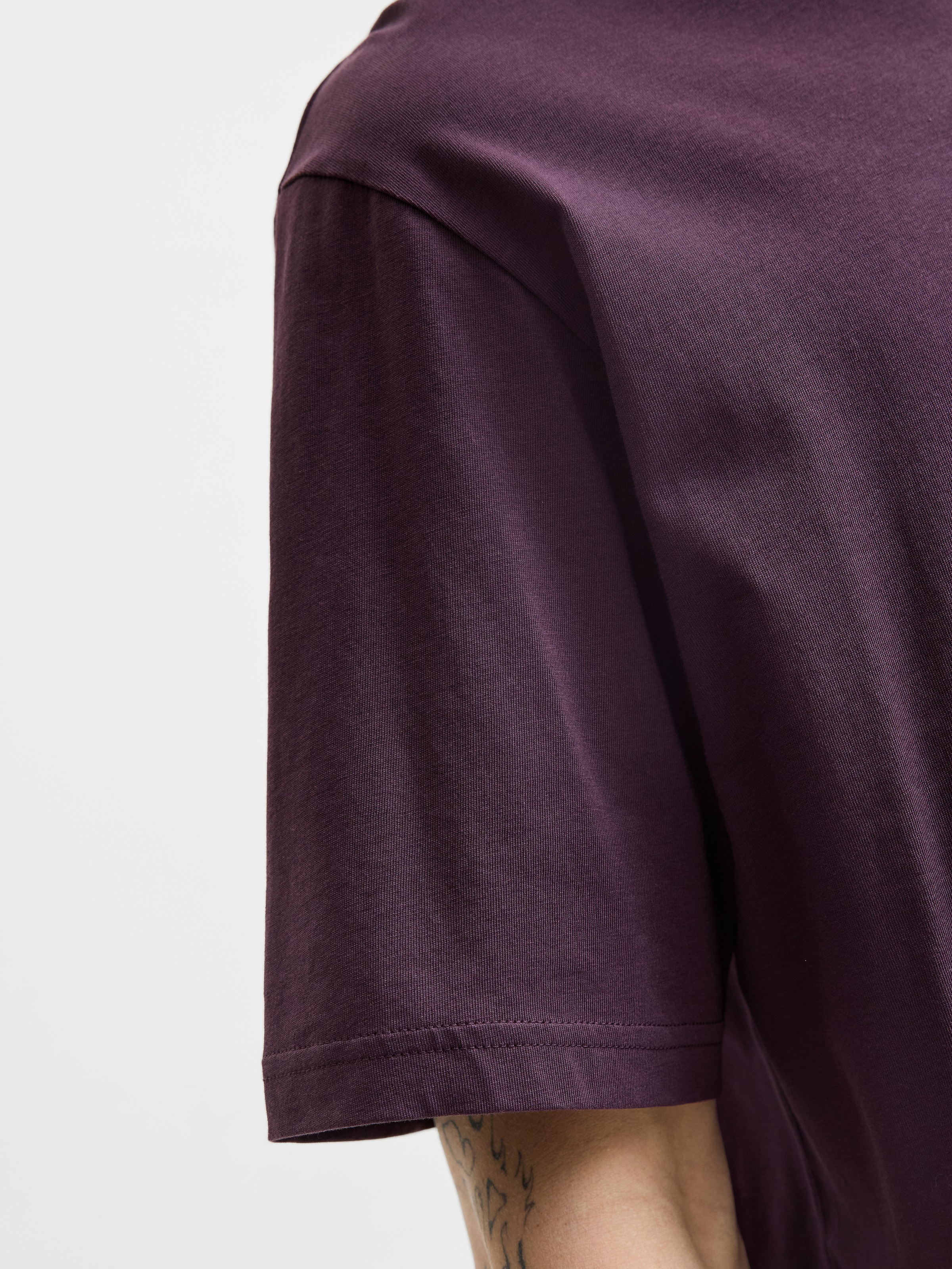 Rundhalsshirt JACK & JONES "JJESTAR mit Pigmentprint und Baumwollgefühl", Herren, Gr. L, lila (plum perfect), Single Jersey, Obermaterial: 100% Baumwolle, bedruckt, relaxed fit normal, Rundhals, gerader Abschluss, Shirts Rundhalsshirt, Baumwolle, relaxed  3