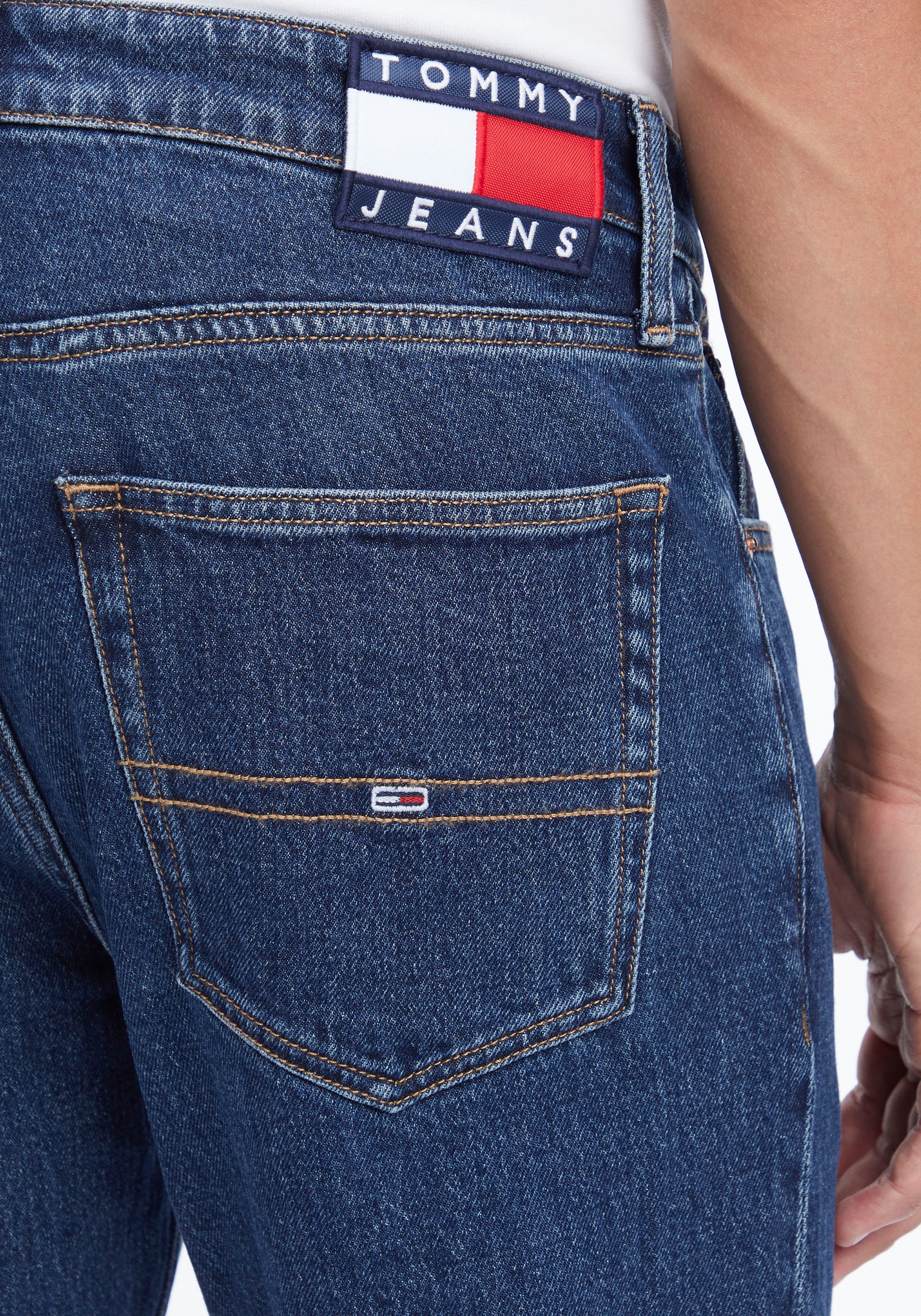 Tommy Jeans Straight-Jeans »RYAN RLXD STRGHT«, mit Tommy Jeans Stitching am Münzfach