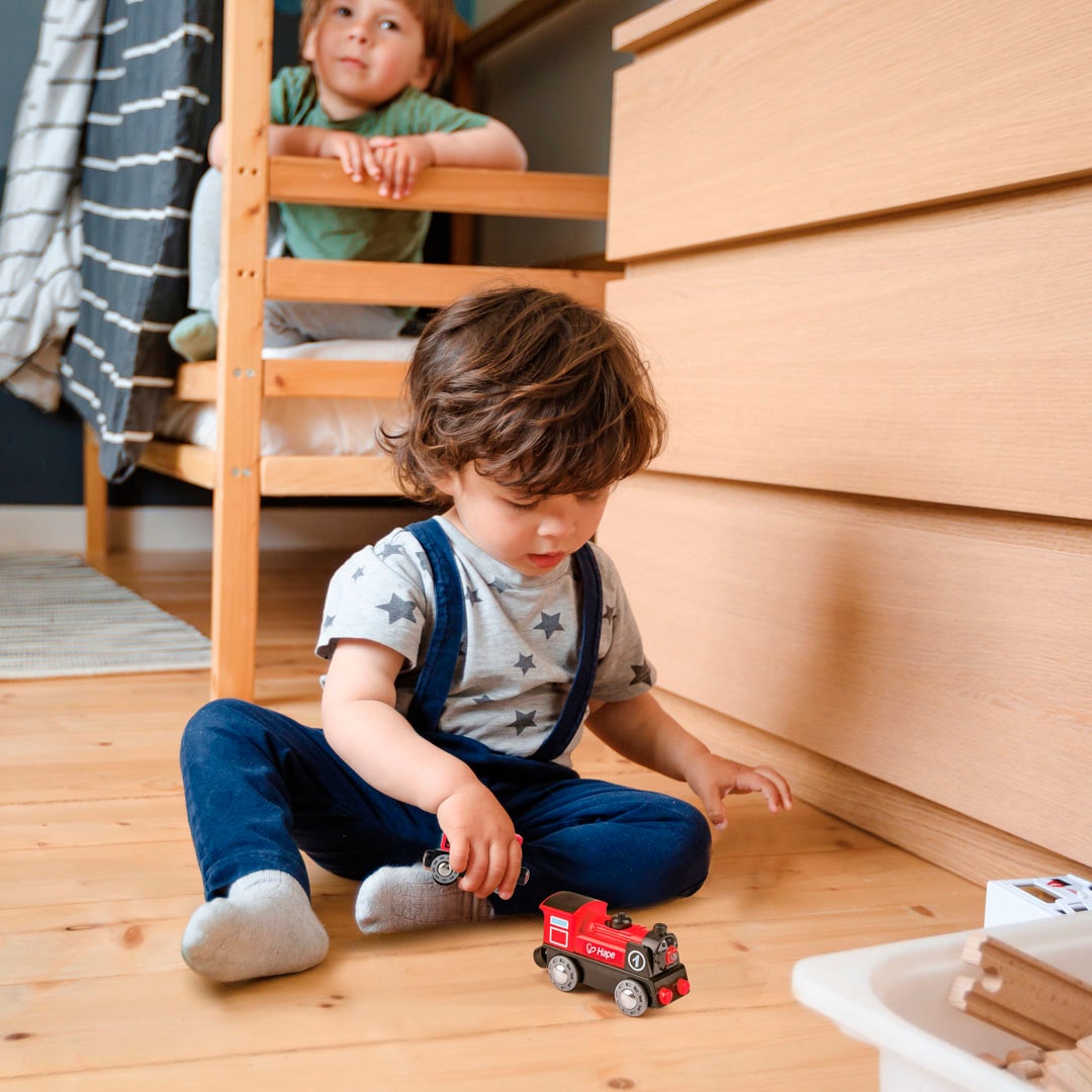 Hape Spielzeugeisenbahn-Lokomotive »Batteriebetriebene Lokomotive Nr. 1«, mit Licht- und Soundeffekt