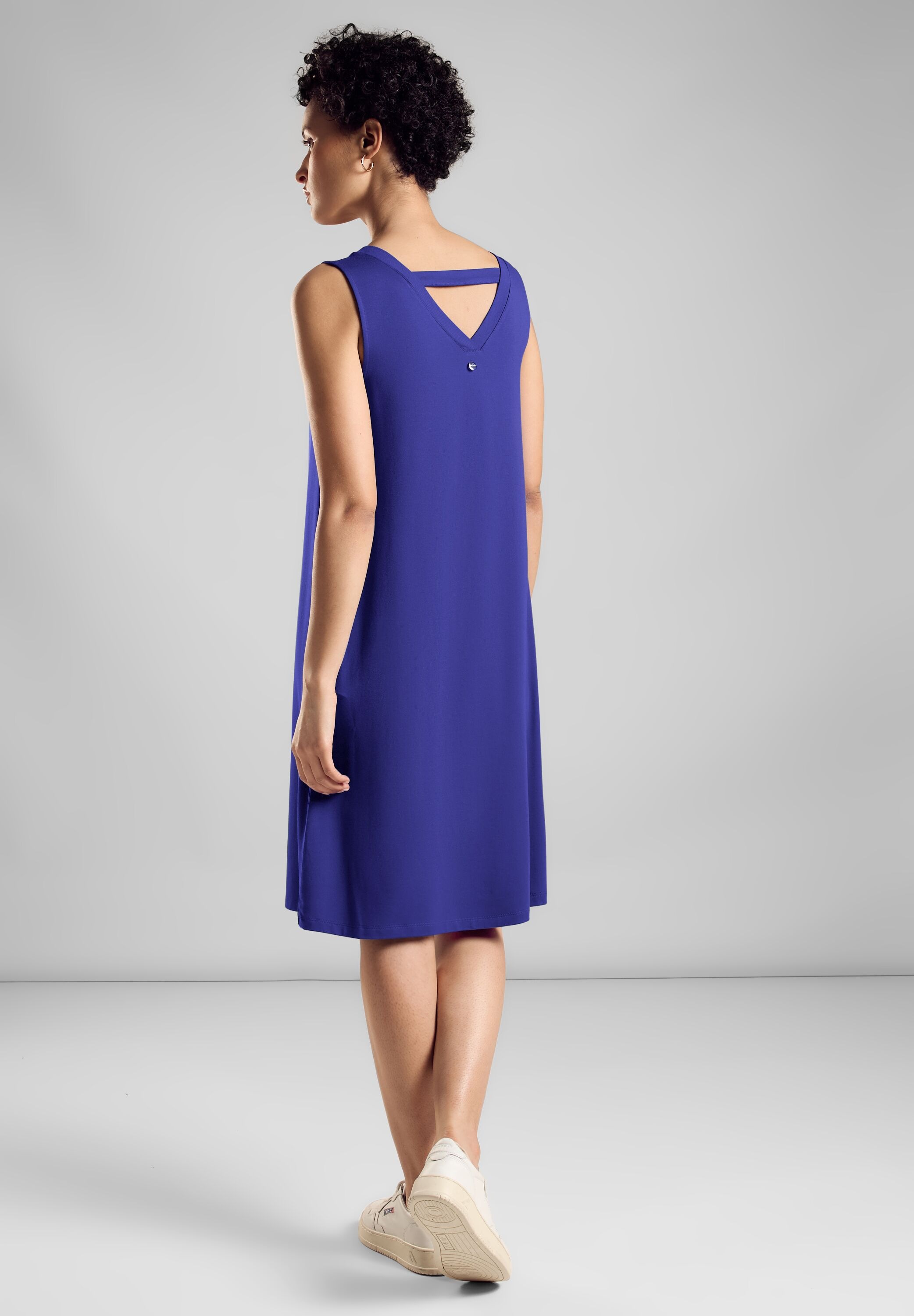 STREET ONE Jerseykleid, mit V-Ausschnitt vorn und hinten