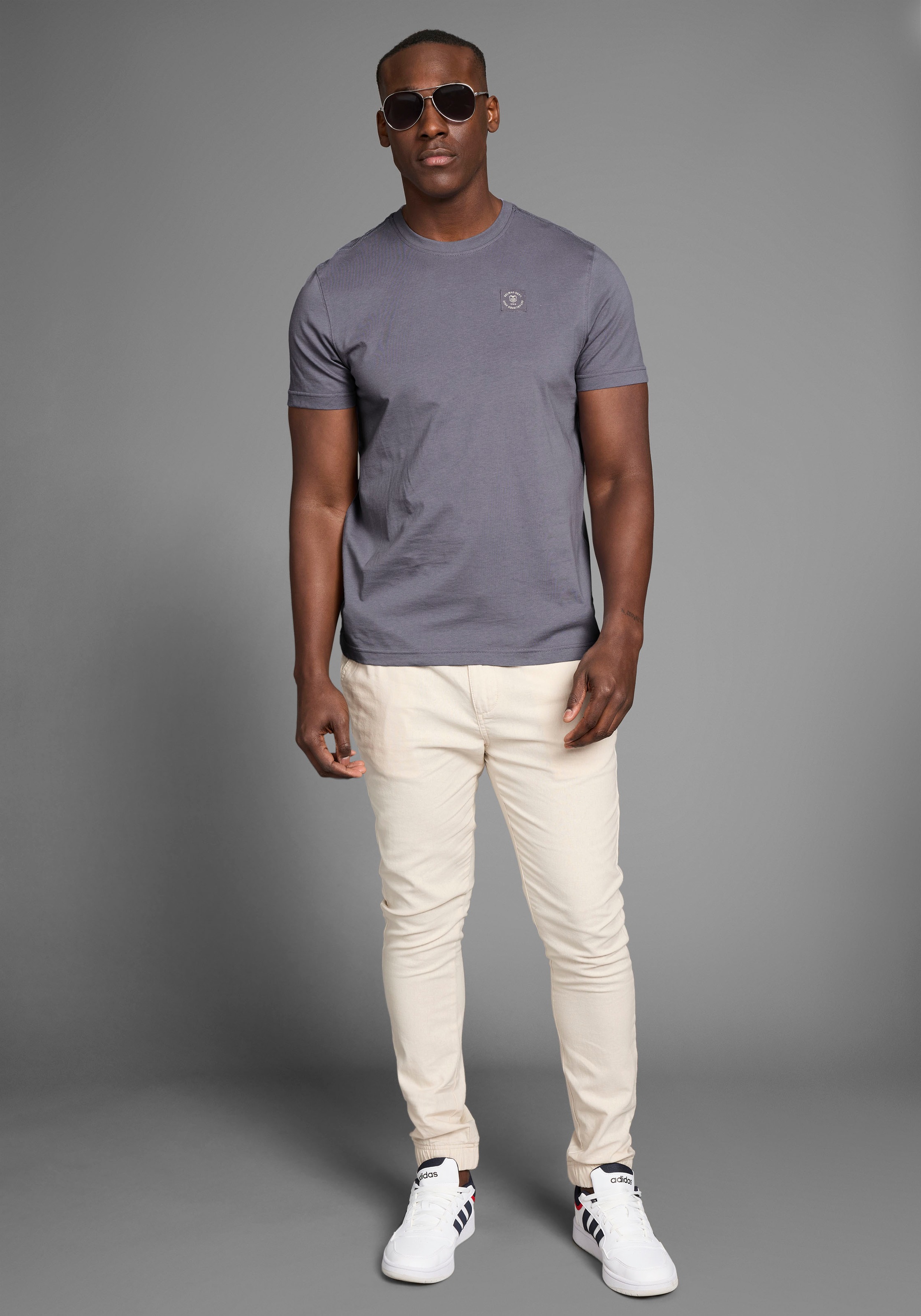 DELMAO Men Crew Neck T-Shirt Gray Size S 3