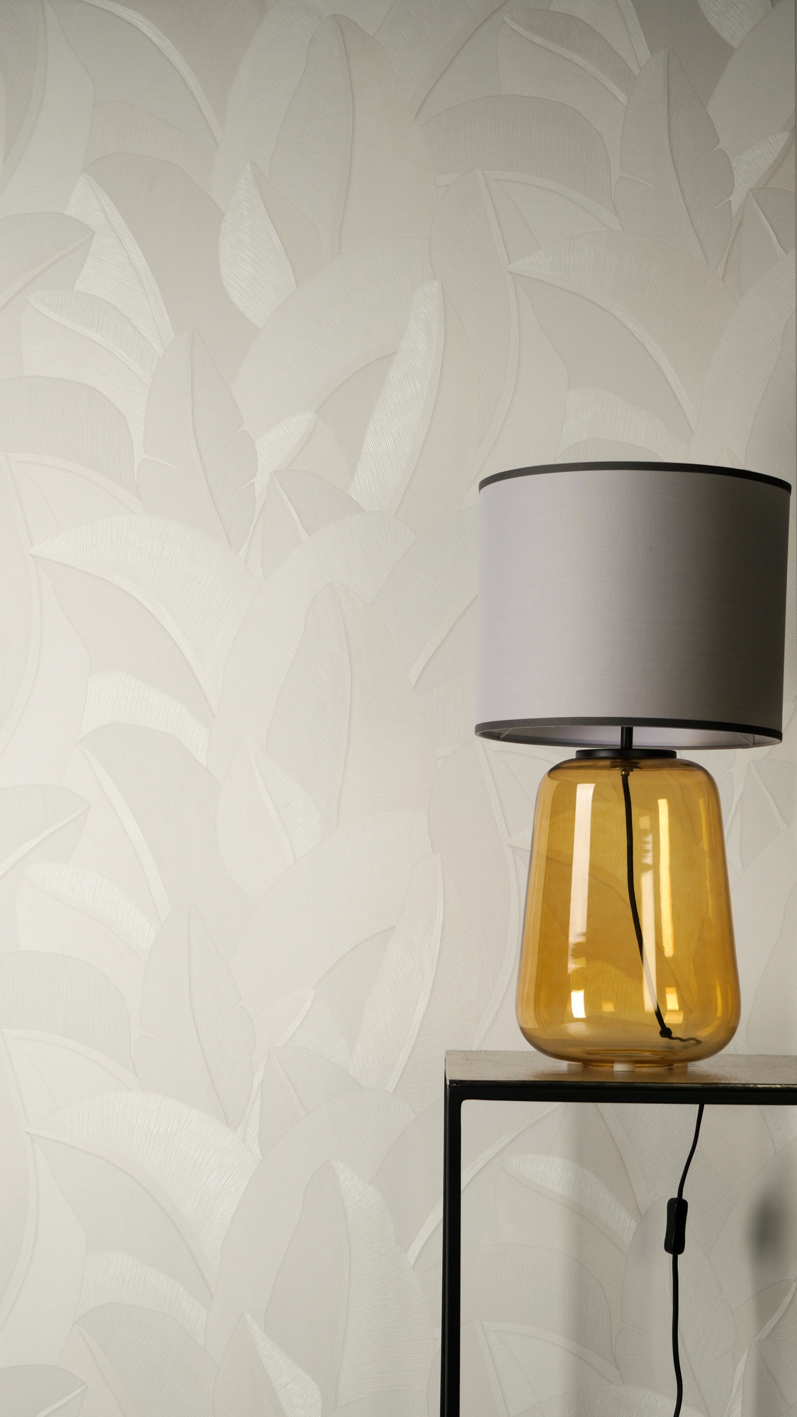 living walls Vliestapete »Vibes & Styles Isabelle – Golden Canopy Vliestapete« glänzend leicht strukturiert Großflächiges Blattdesign mit feiner Struktur und Glanzeffekt