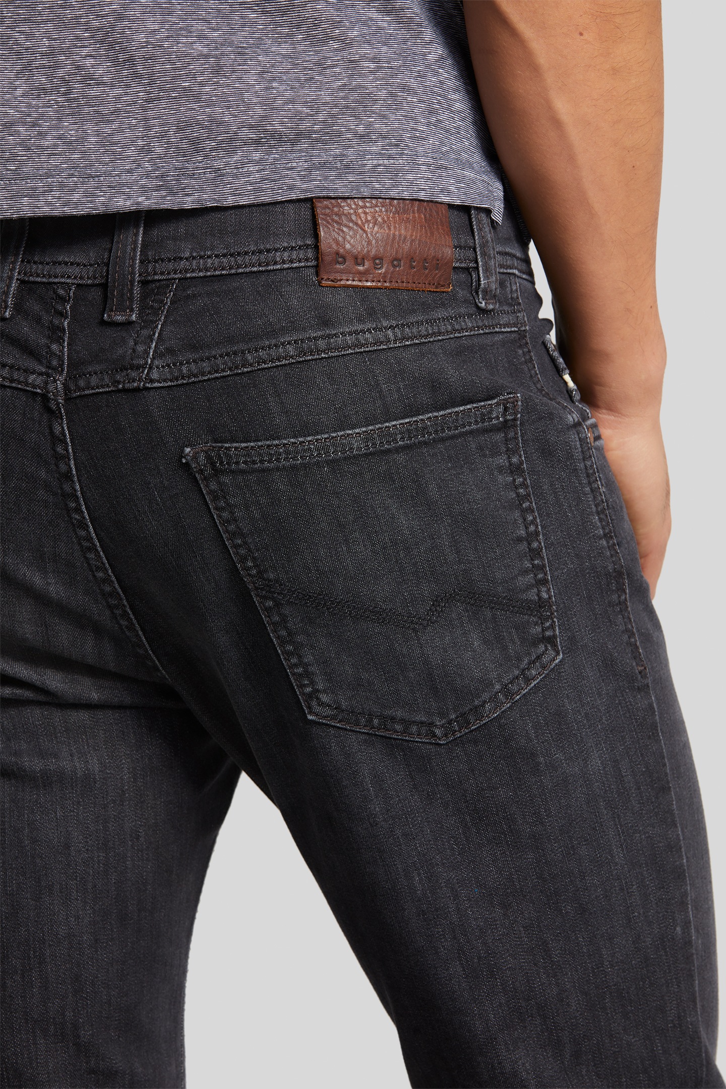 bugatti 5-Pocket-Jeans, mit einem leichten Used-Look
