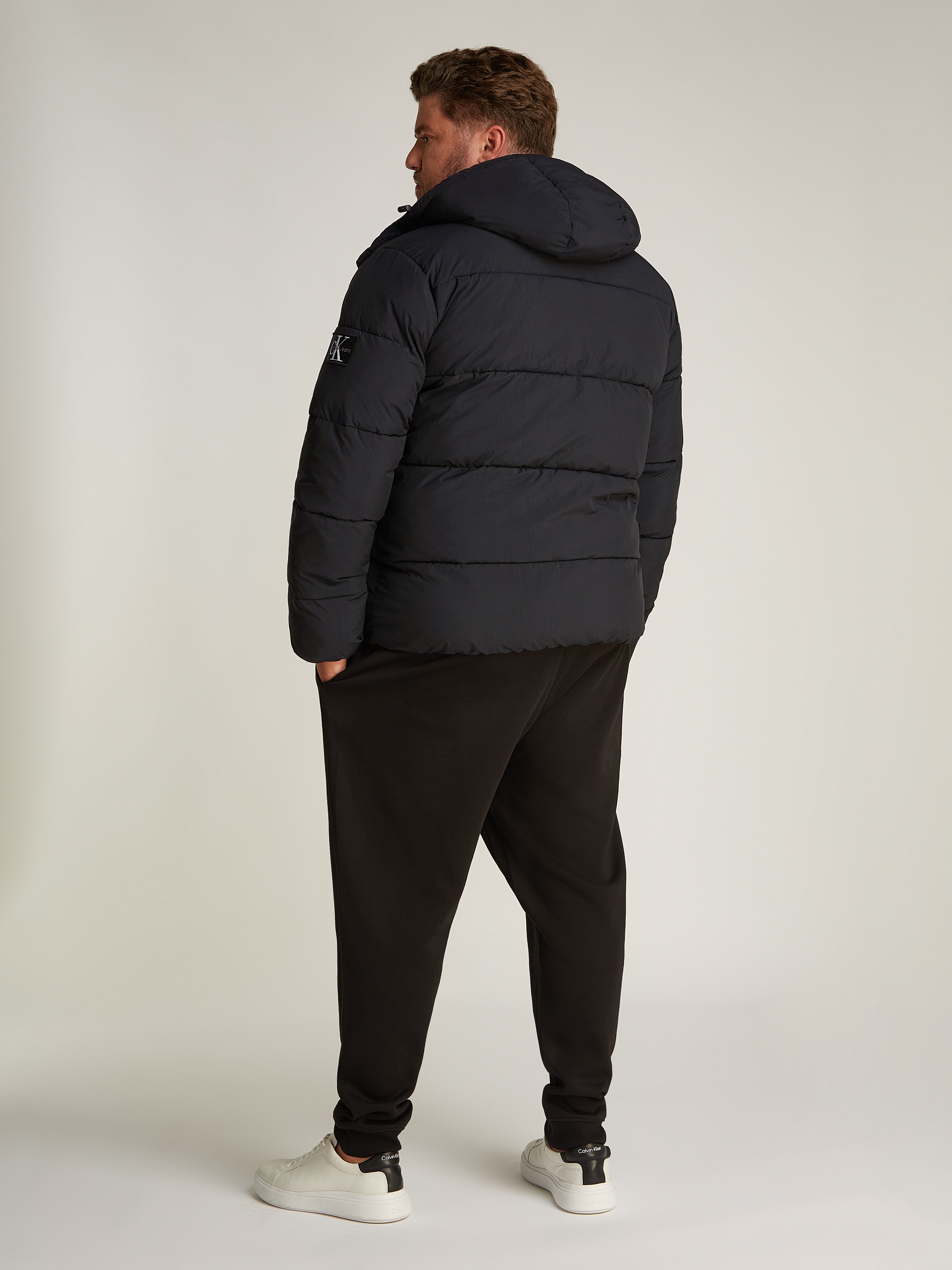 Calvin KLEIN Džinsai Plus Striukė »Plus Essentials Non Down Striukė  su gobtuvas in dydžiai dydžiai su Logoprägung
