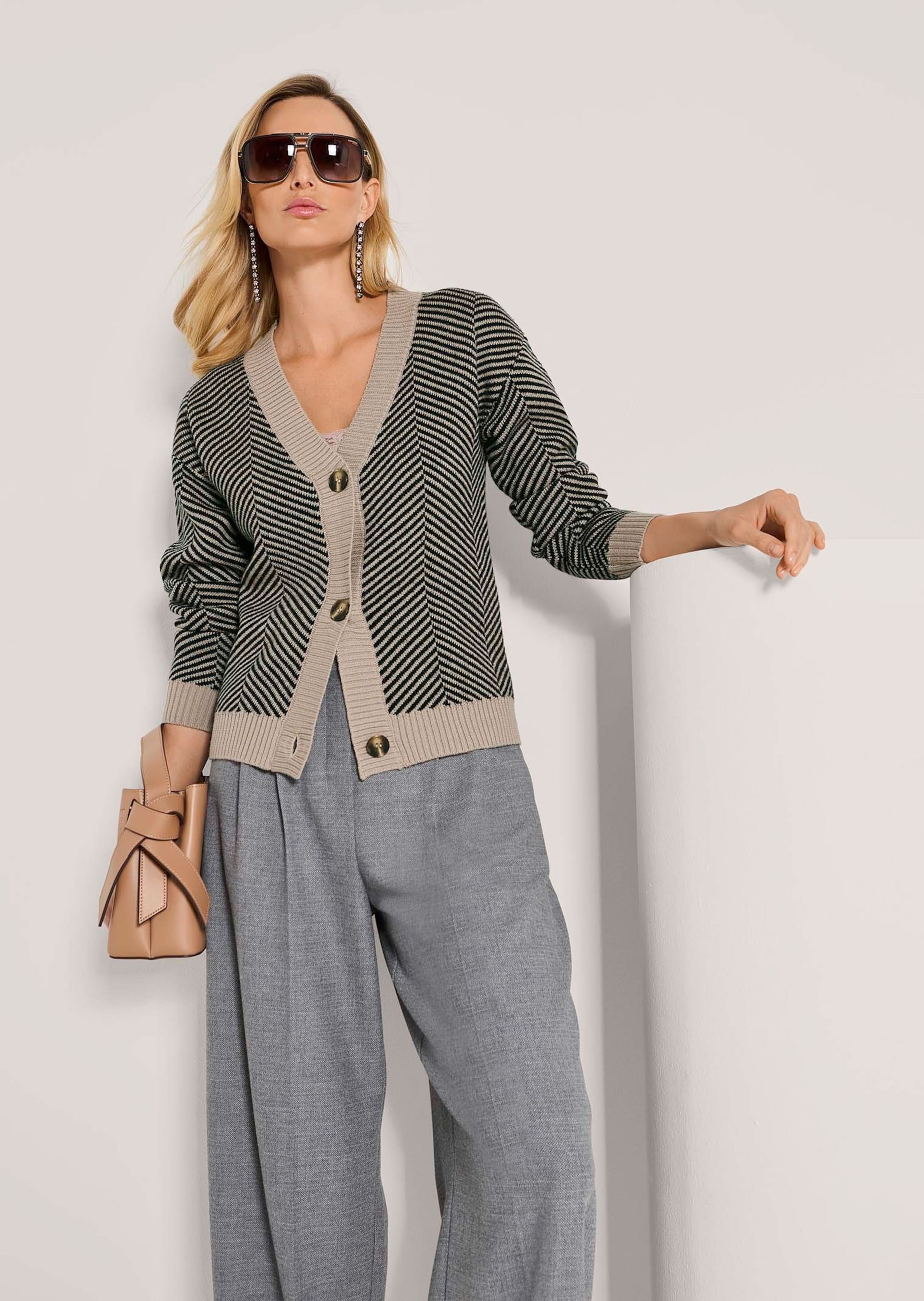 MADELEINE Strickjacke »Strickjacke Cardigan aus Schurwolle mit V-Ausschnitt«