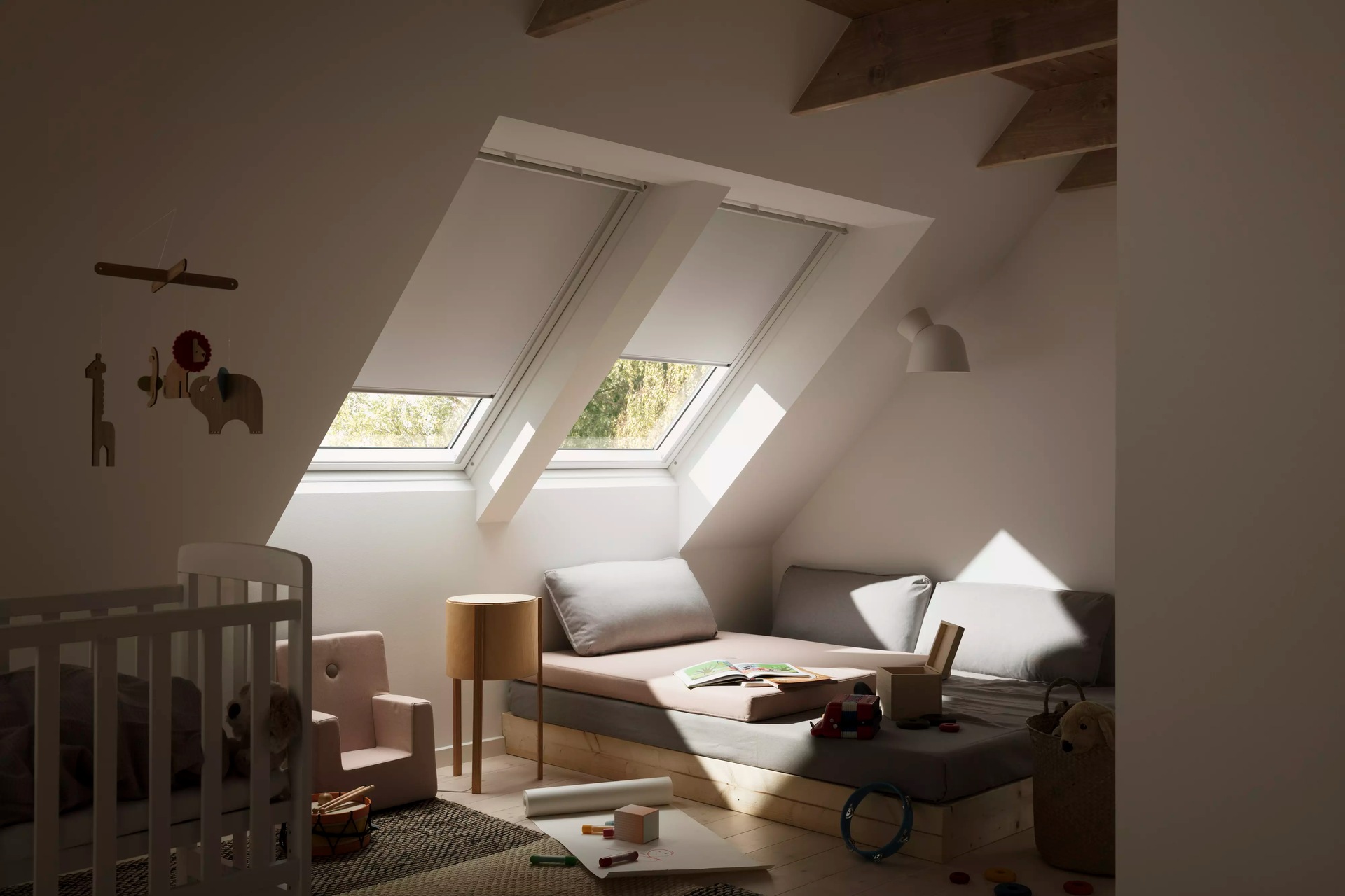 VELUX Verdunklungsrollo »DKL 1025S«, verdunkelnd, ohne Bohren, in Führungsschienen, Stoff weiß mit weißen Führungsschienen & Griffleiste