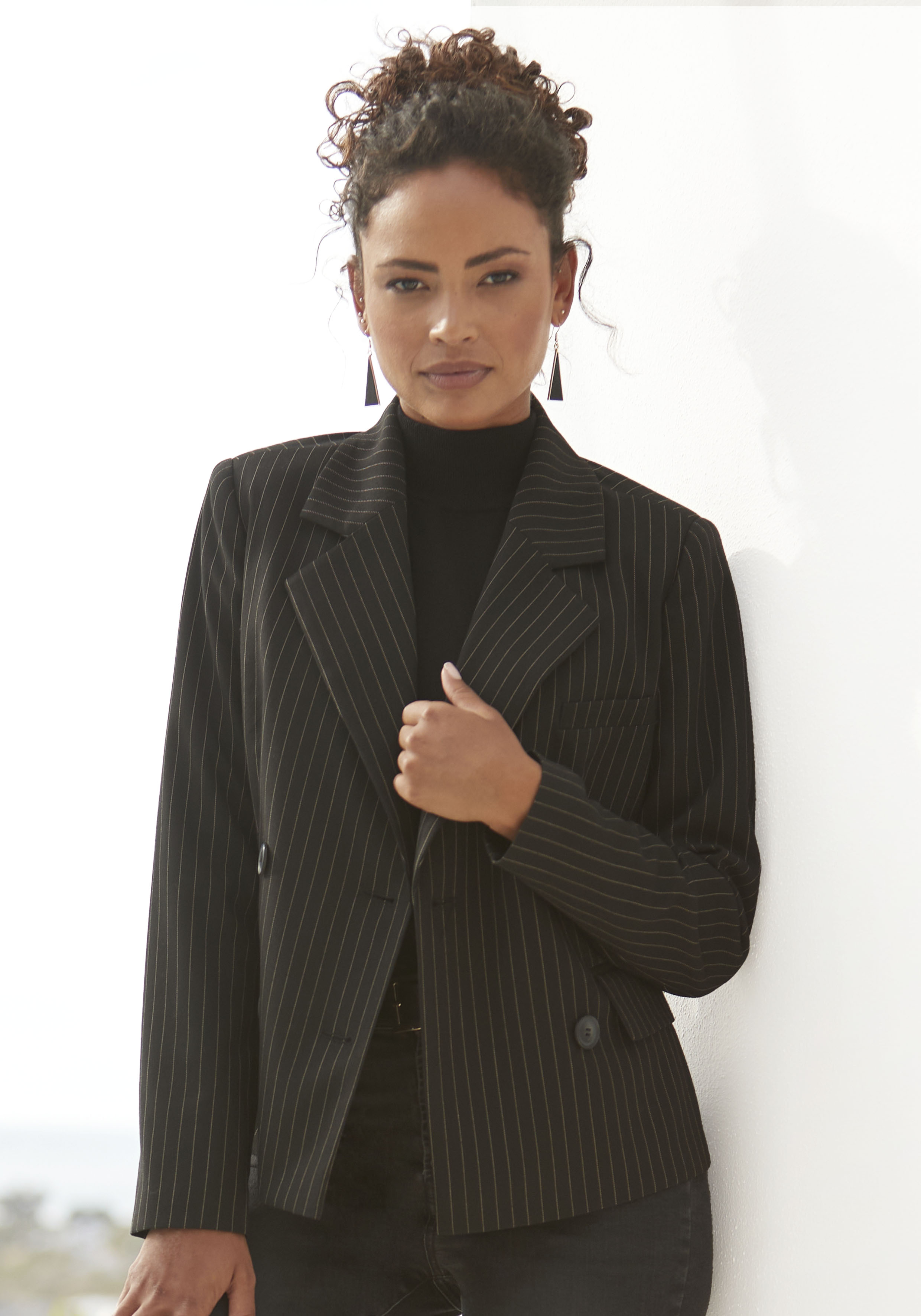 LASCANA Kurzblazer "mit zweireihiger Knopfleiste und Taschen" kurzer Damenblazer, eleganter Nadelstreifenblazer, Businessmode