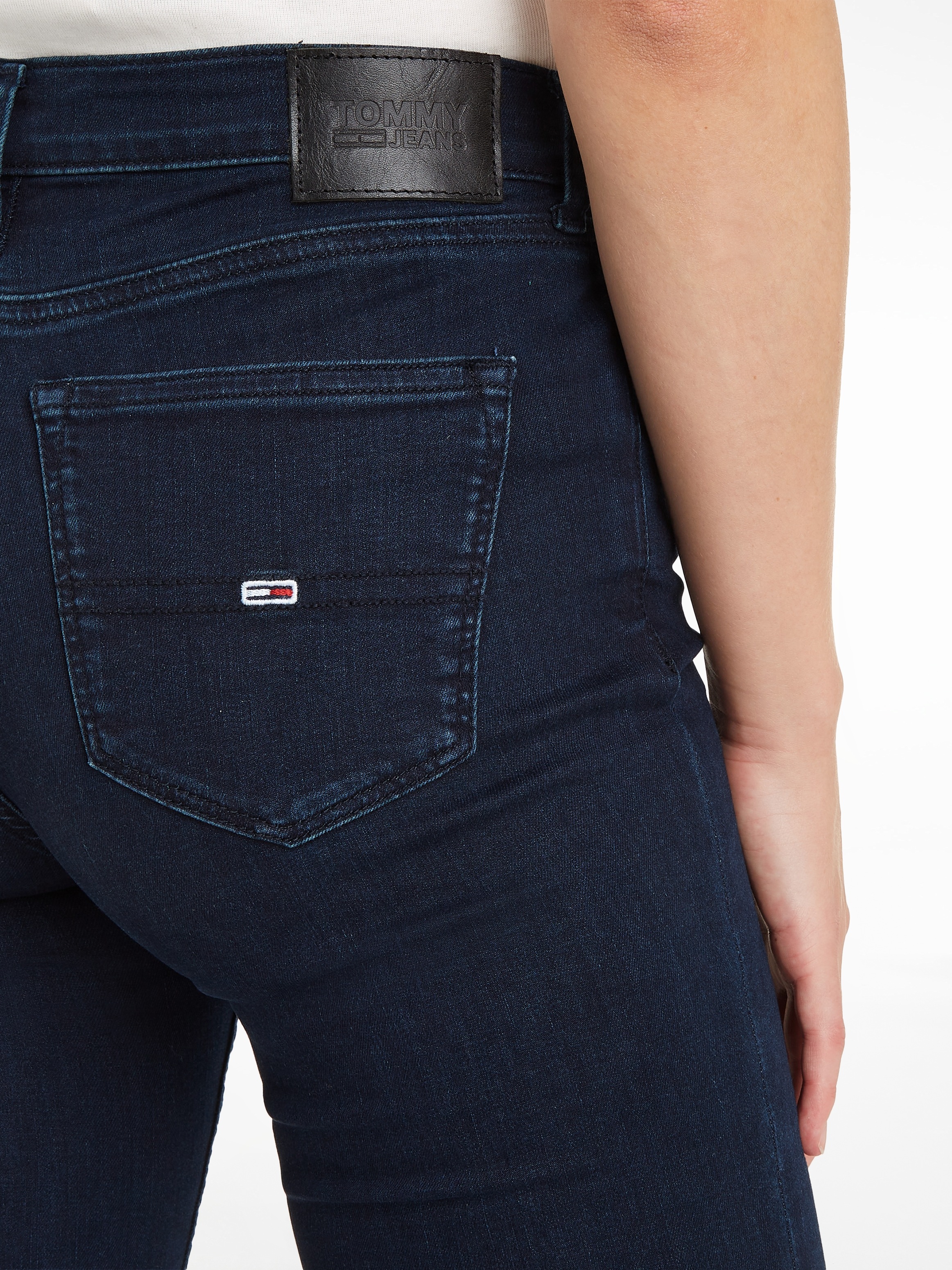 Tommy Jeans Skinny-fit-Jeans »Nora Mid Rise Skinny Fit«, mit Tommy Jeans Logo-Badge & Stickereien