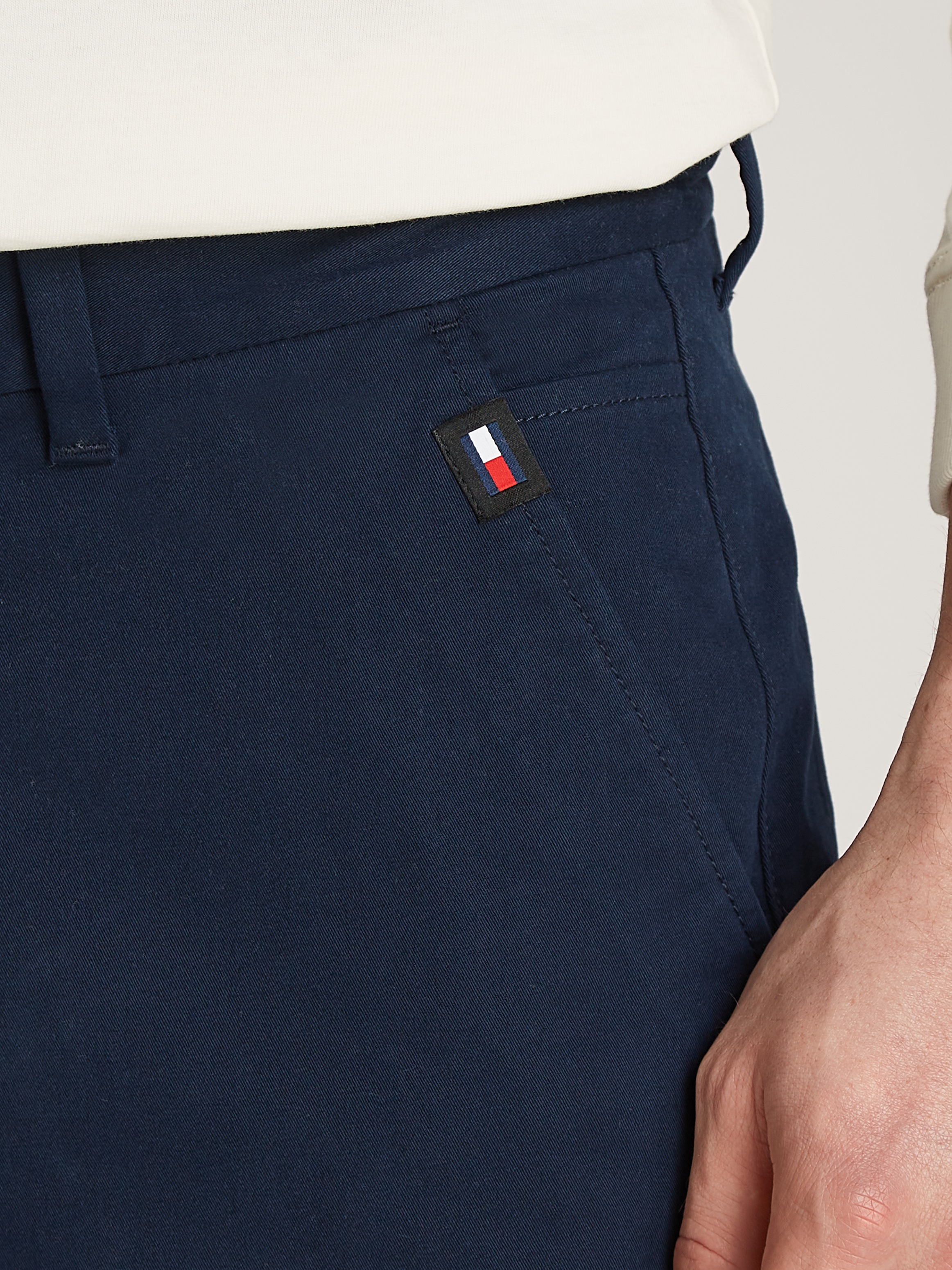 Tommy Jeans Chinohose »TJM AUSTIN CHINO«, Markenlogo an Gesäß- und Eingriffstasche
