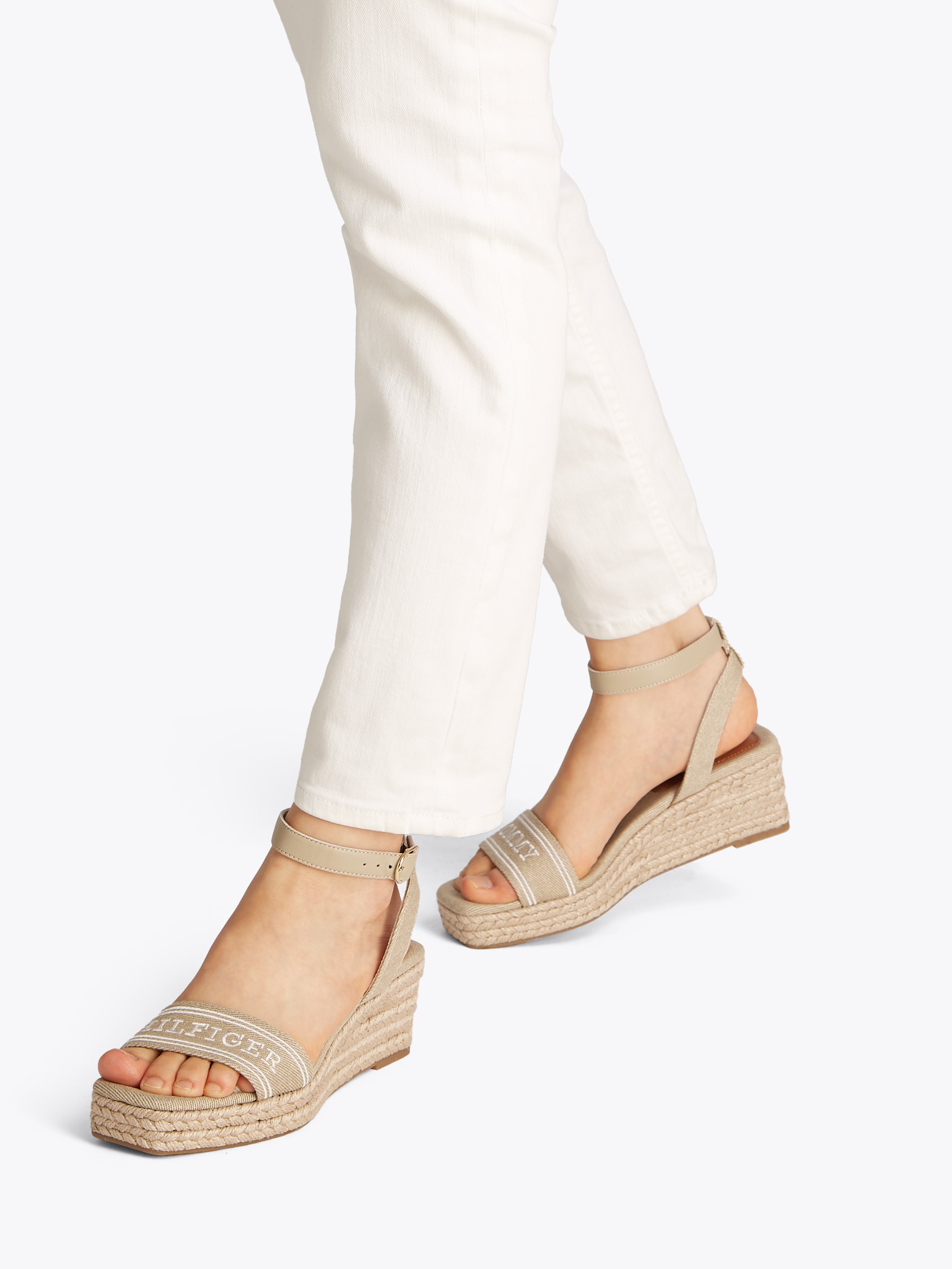 Tommy Hilfiger Keilsandalette »TOMMY HILFIGER ESPAD MID WEDGE«, Riemchensandale, Sommerschuh mit verstellbarer Schnalle