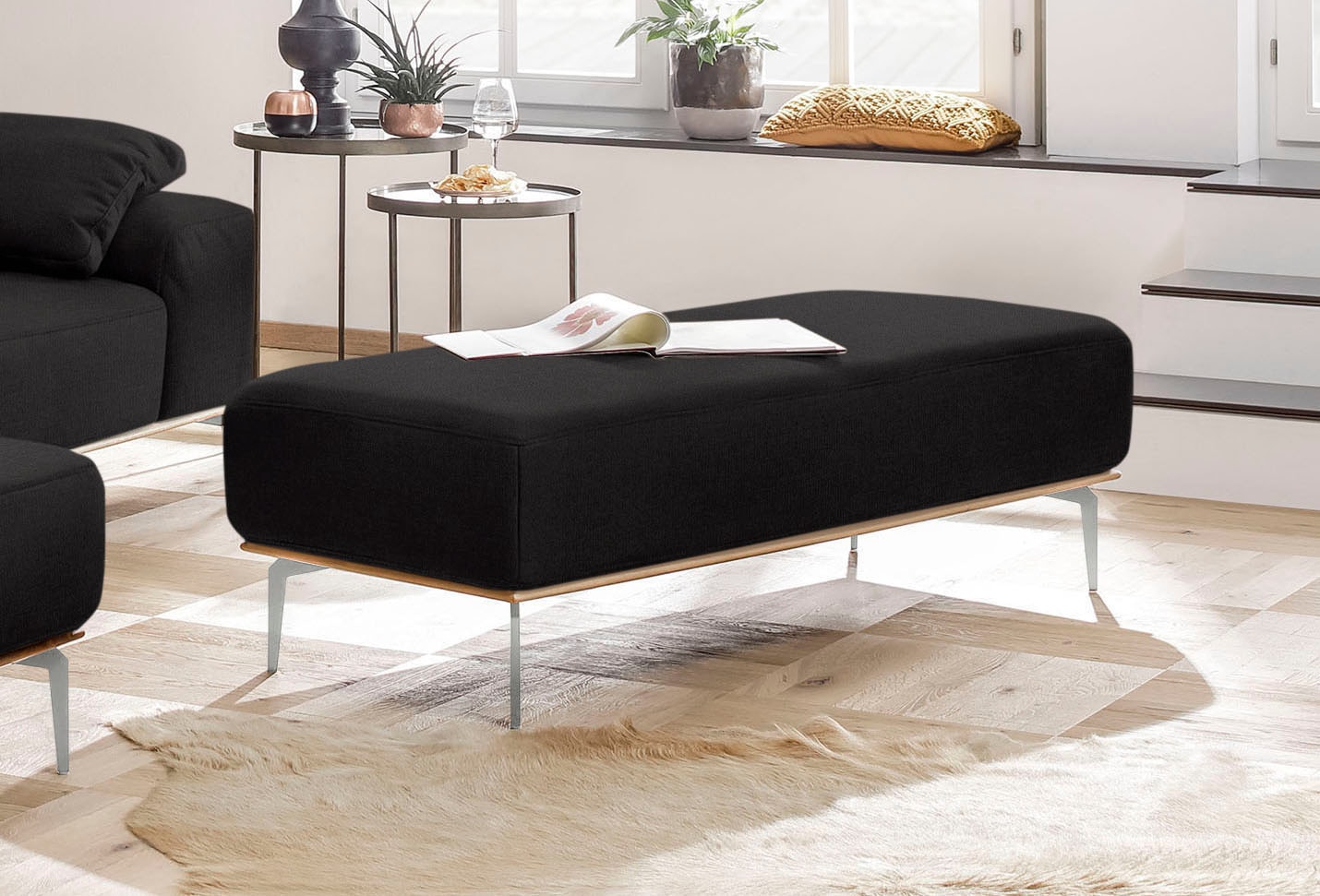 W.SCHILLIG Polsterhocker mit elegantem Holzsockel, Füße in Chrom glänzend, Breite 150 cm