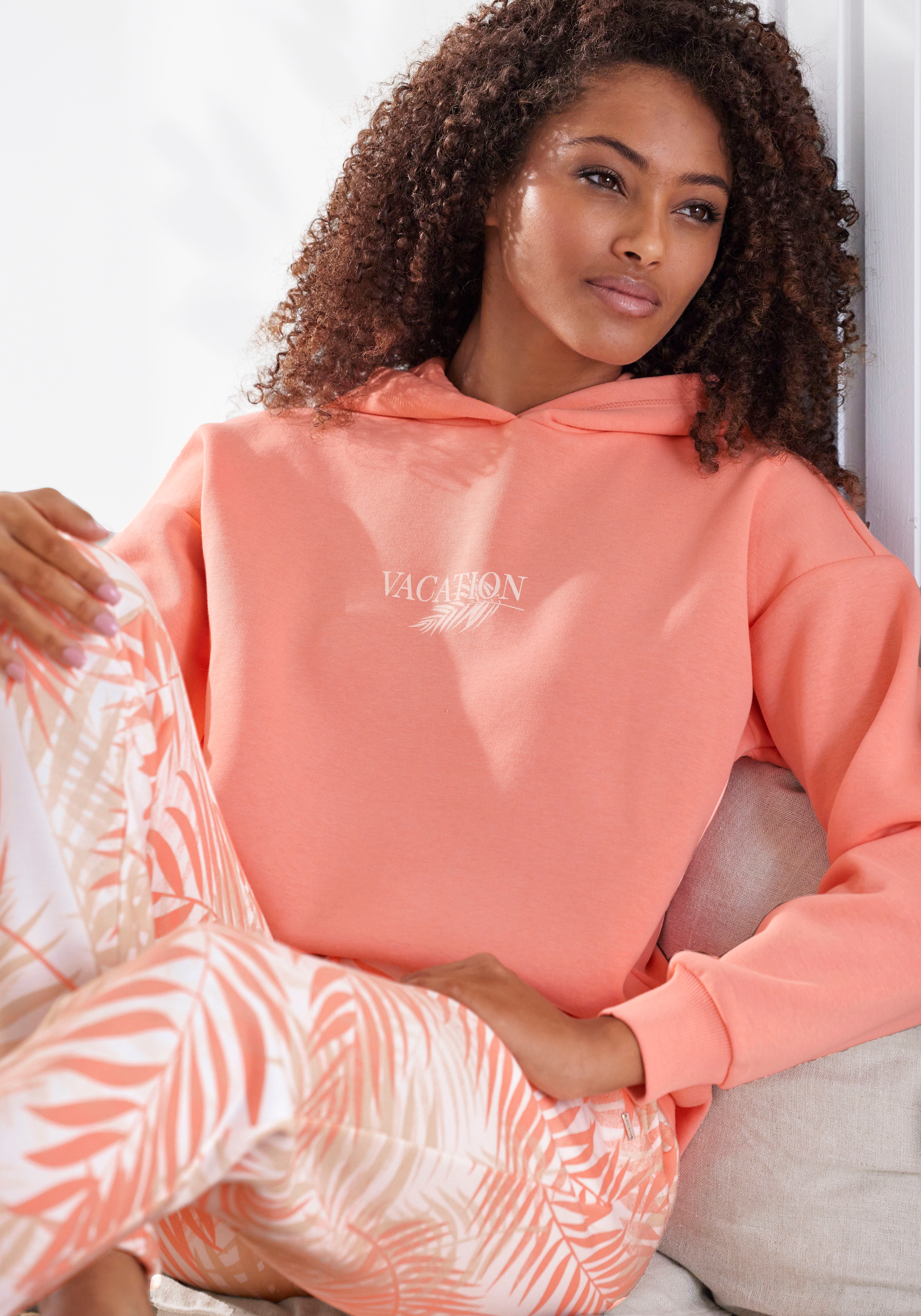 Thumbnail - LASCANA Hoodie, (1 tlg.), Kapuzensweatshirt, Loungeshirt mit Frontprint, Loungewear
