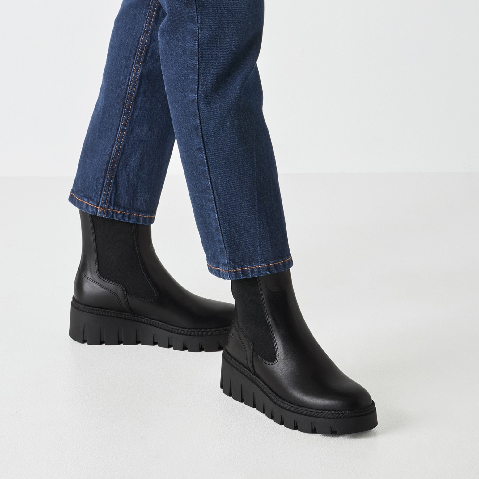 Tamaris Chelseaboots, Plateau, Stiefelette, Schlupfschuh mit T-Logoprägung