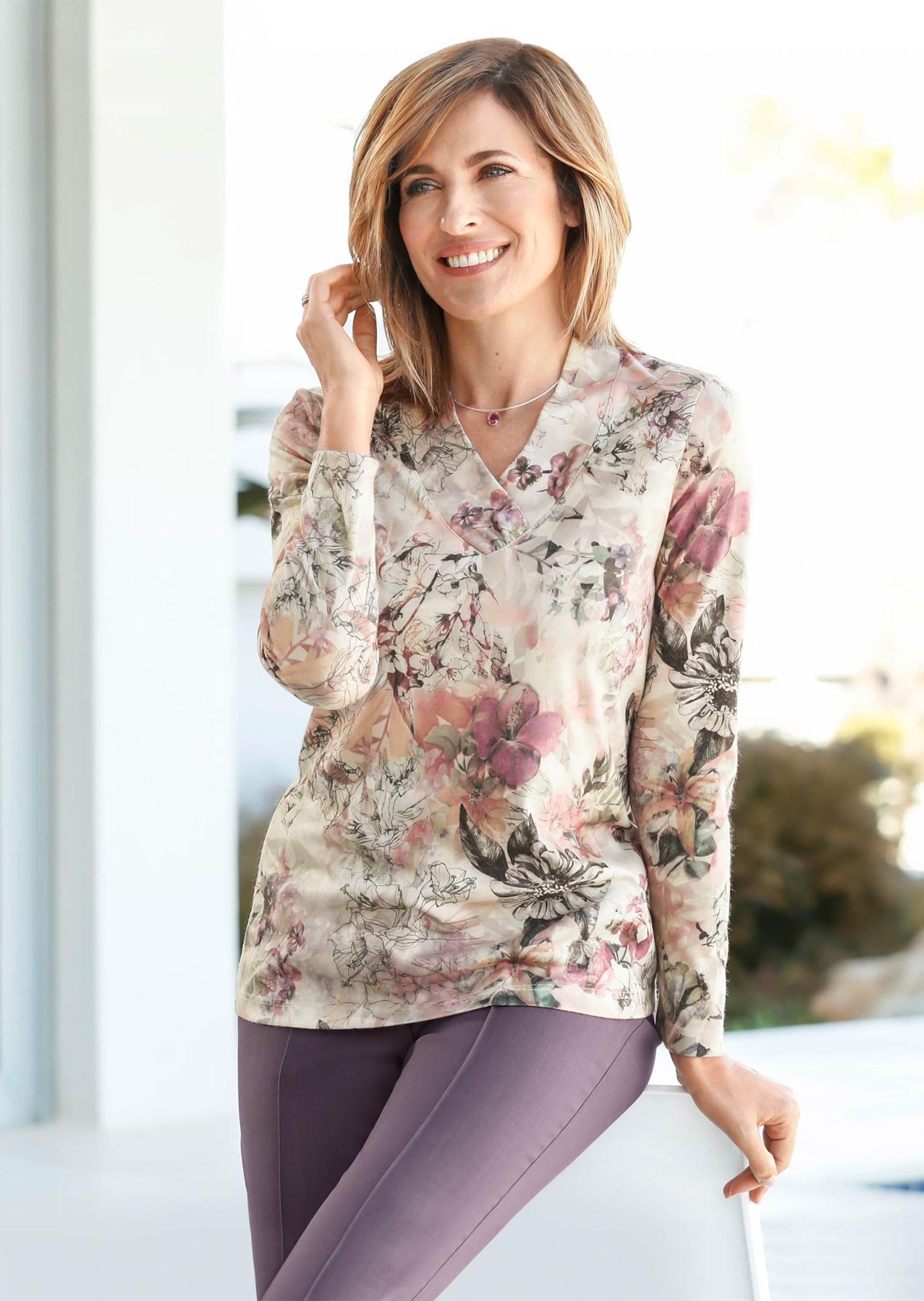 Print-Shirt GOLDNER "Kurzgröße Florales Blusenshirt mit V-Ausschnitt", Damen, Gr. 24, lila (lila, gemustert), Obermaterial: 65% Polyester PES. 35% Viskose CV., figurumspielend, Shirts, Blütendessin in filigraner Patchoptik 2