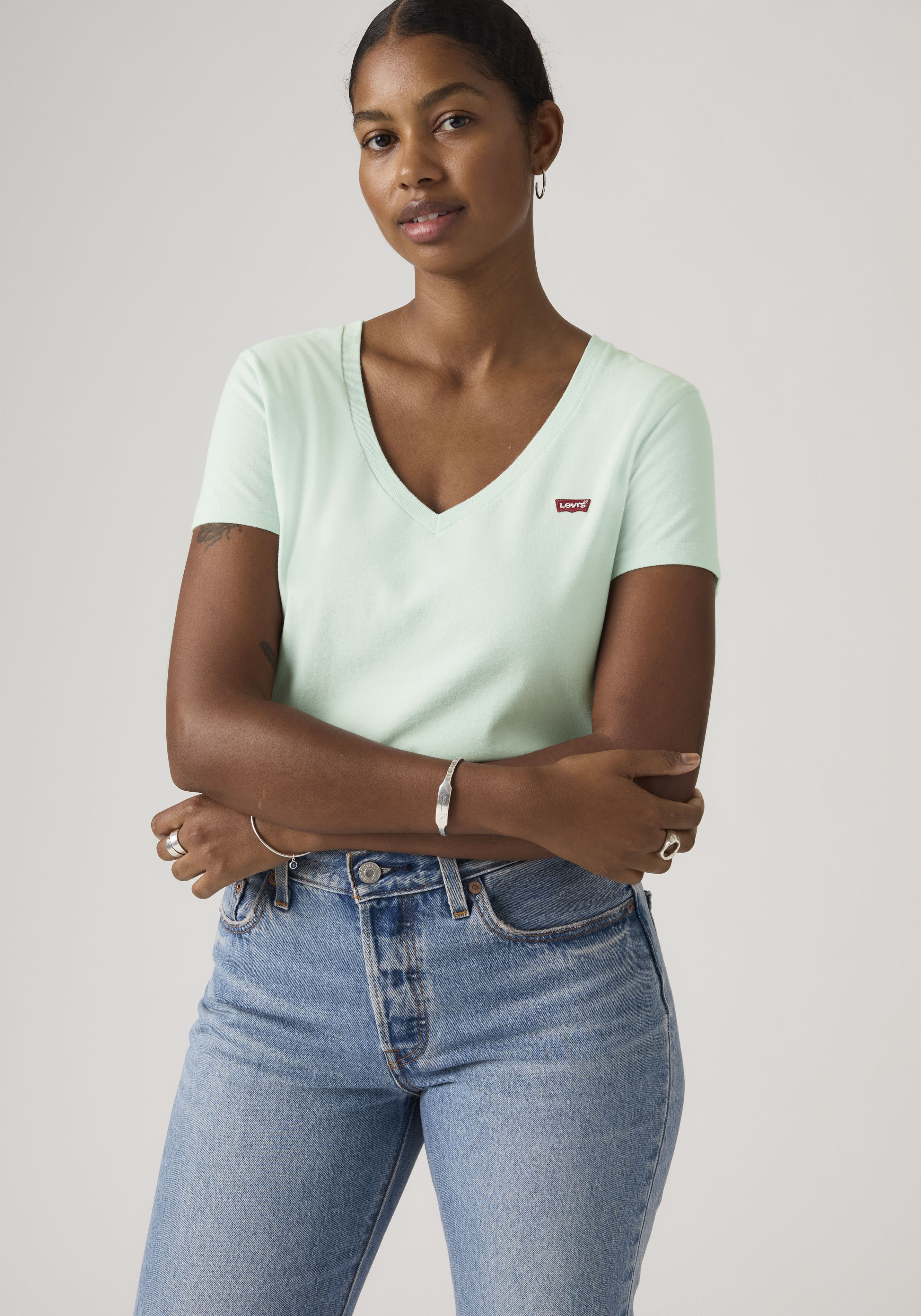 Levis "Perfect Tee" mit kleinem Batwing- Logo