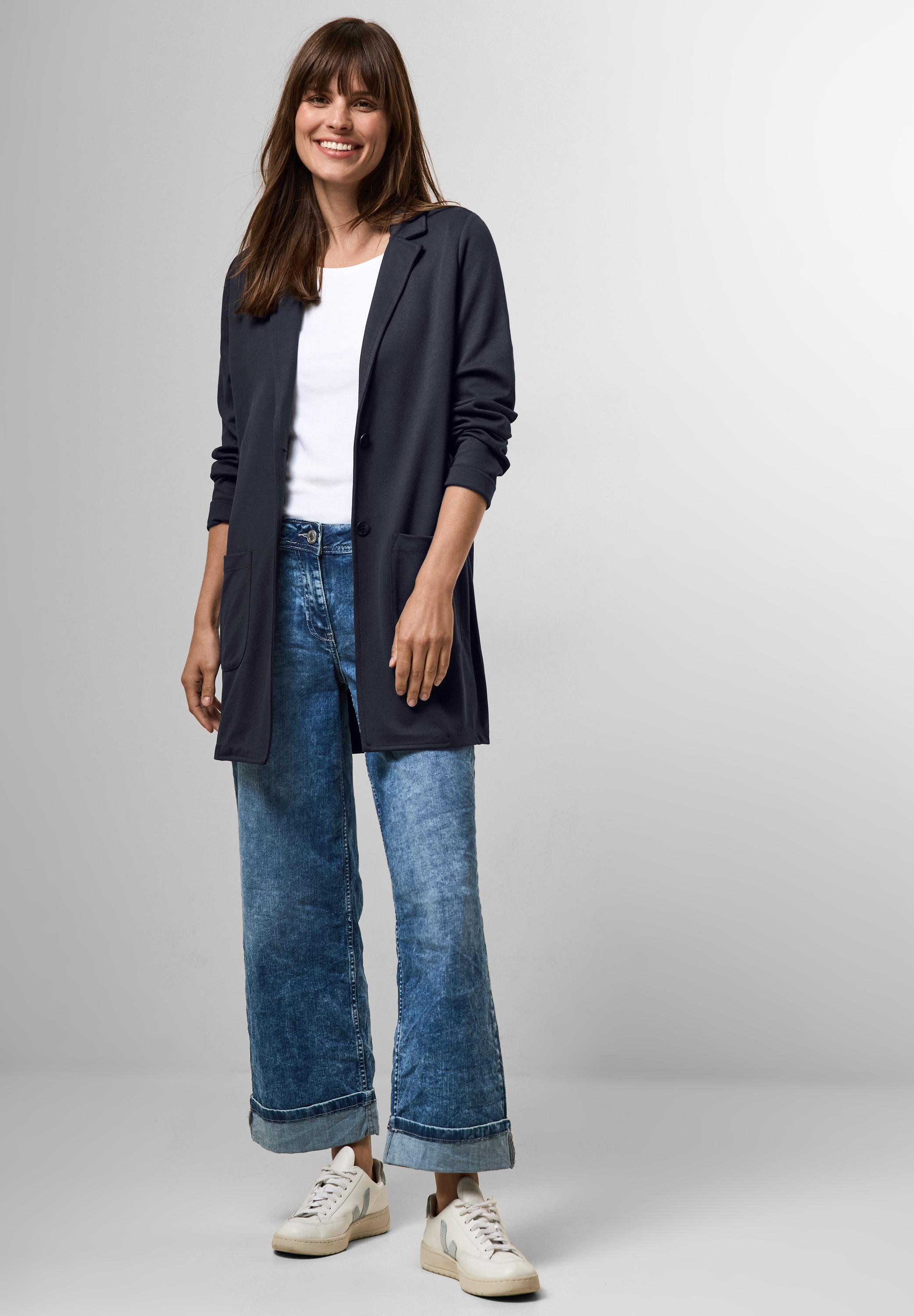 Cecil Longblazer, mit Reverskragen