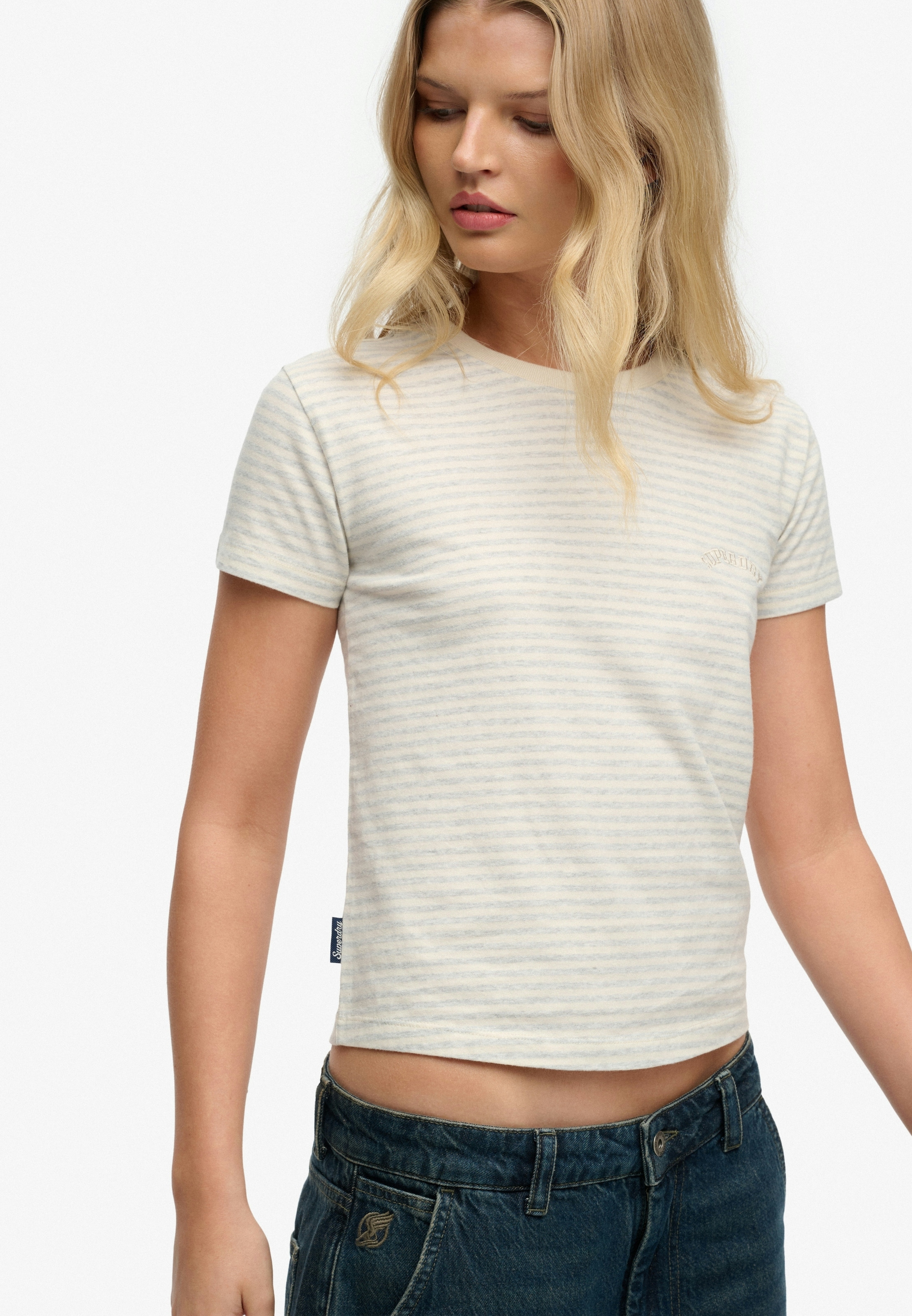 Superdry T-Shirt »ESSENTIAL LOGO STR FITTED TEE« angenehmes Tragegefühl durch besonders weiche Haptik