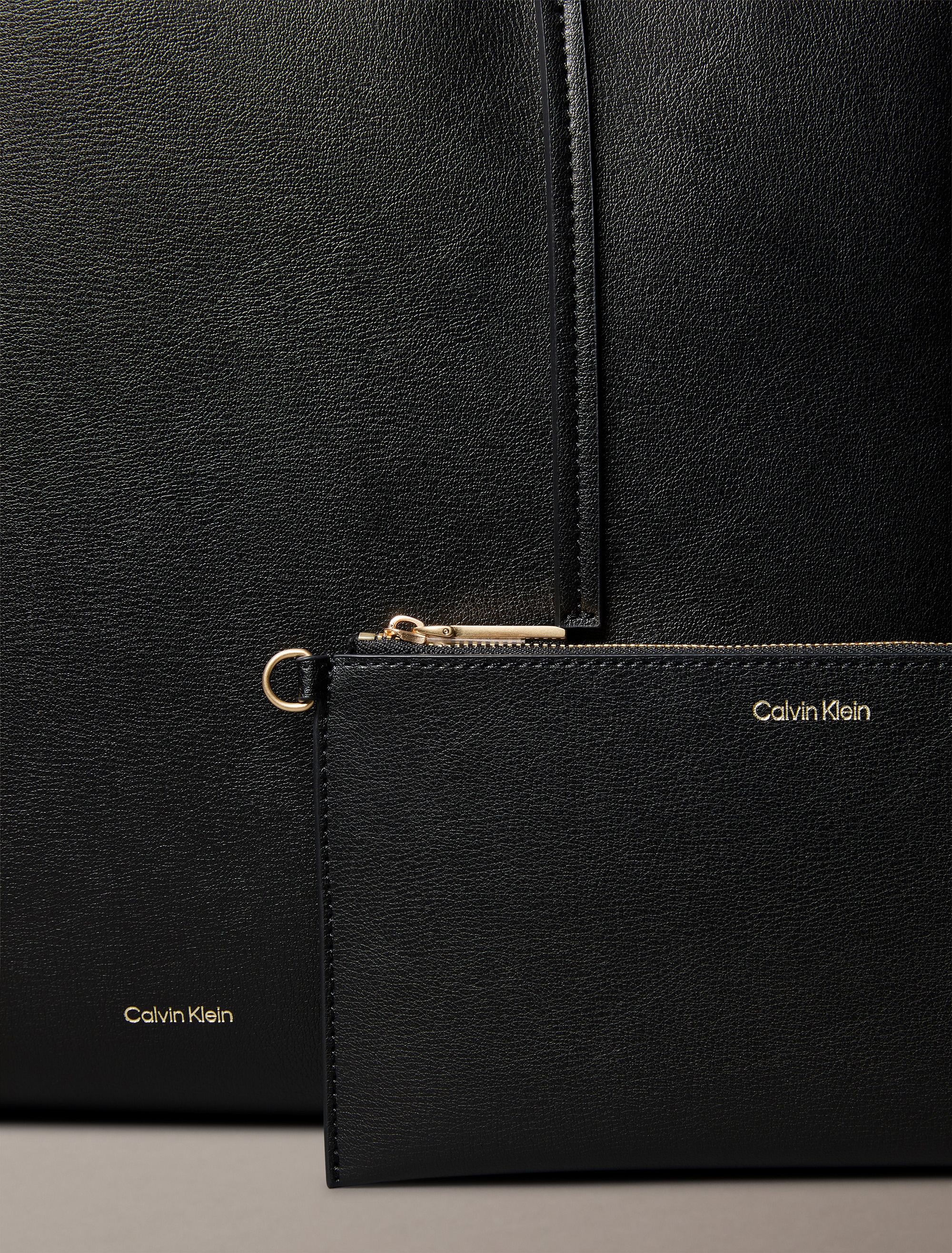 Calvin Klein Henkeltasche »FOIL LOGO TOTE W/POUCH«, (2 tlg.), Damen-Schultertasche mit Reißverschluss-Tasche