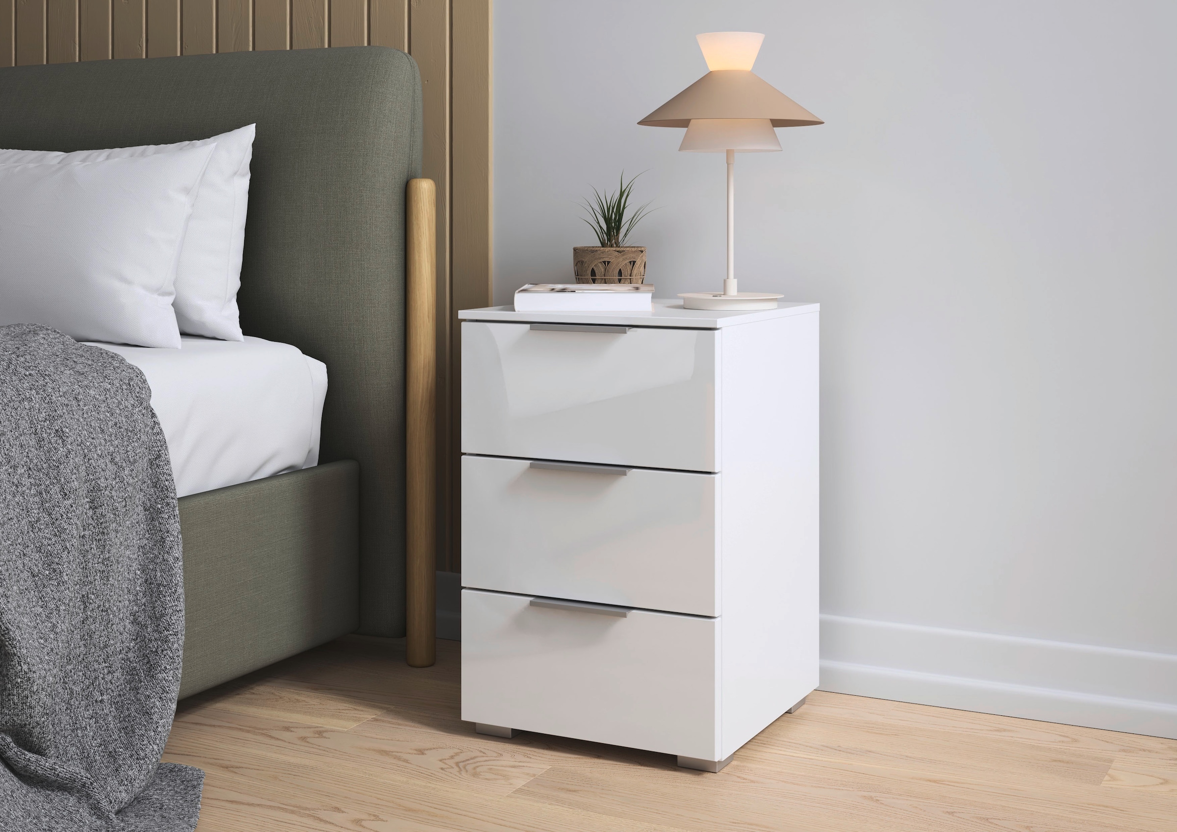 rauch Nachtkommode »Nachttisch Nachtschrank Nachtkonsole AGORDO mit Glasfront«, (in zwei Griff-Farben, Breite 40 cm), mit 3 geräumigen Schubladen für viel Stauraum MADE IN GERMANY