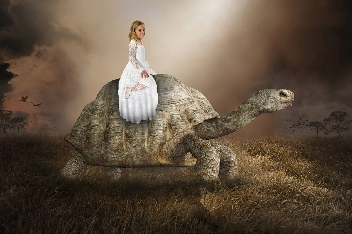Papermoon Fototapete "Surreale Mädchen Schildkröte Liebe Hoffnung"