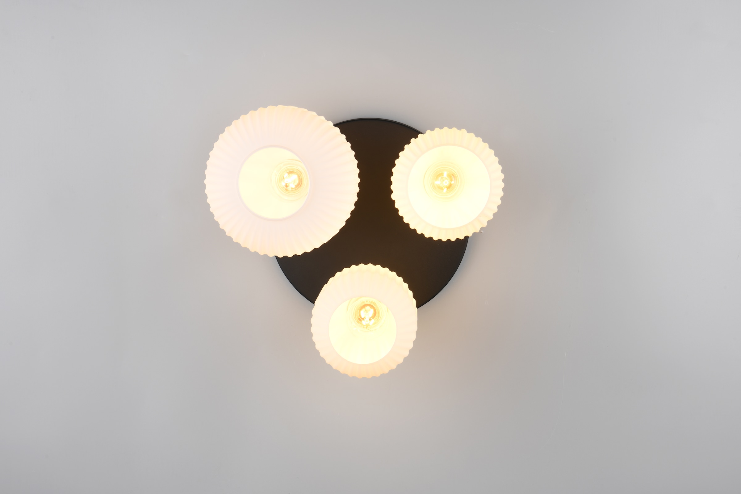 TRIO Leuchten Deckenleuchte »DIVA, E27 Deckenlampe 3-flammig mit Glasschirm, exkl 3xE27 max 10W«, 3 flammig, Leuchtmittel E27 | Leuchtmittel wechselbar, Deckenlampe Ø 39cm, Glasschirme in 3 Formen, Lampe Wohnzimmer Küche
