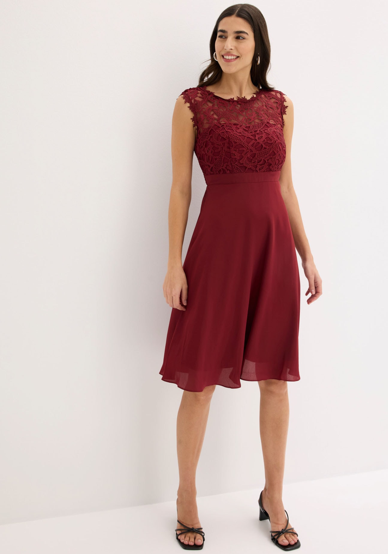 bonprix Minikleid "Minikleid mit Spitze" 1 tlg. für besondere Anlässe, aus Polyester, taillierte Passform